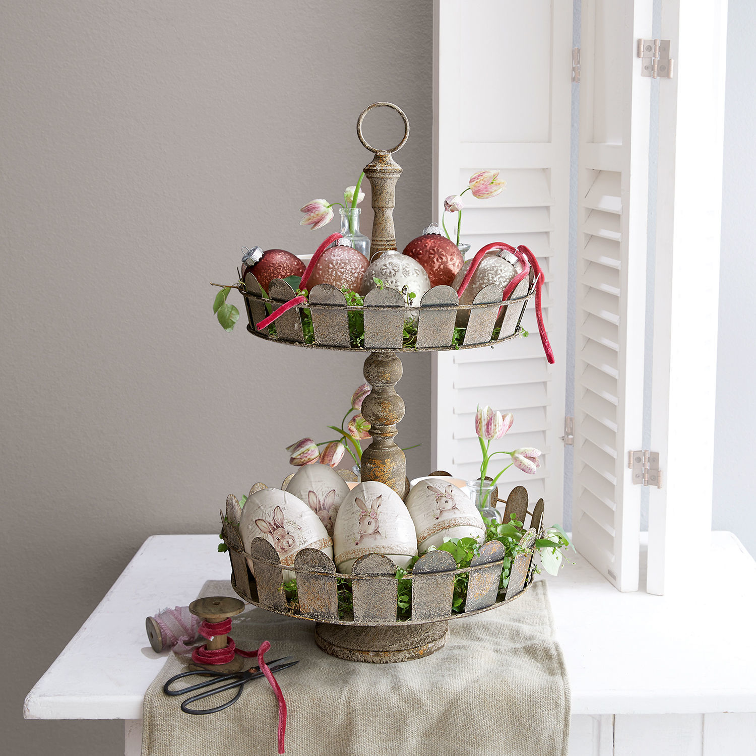 Présentoir à étages Chaunnes Présentoir à deux niveaux en métal avec œufs décoratifs et fleurs roses pour décoration de Pâques
