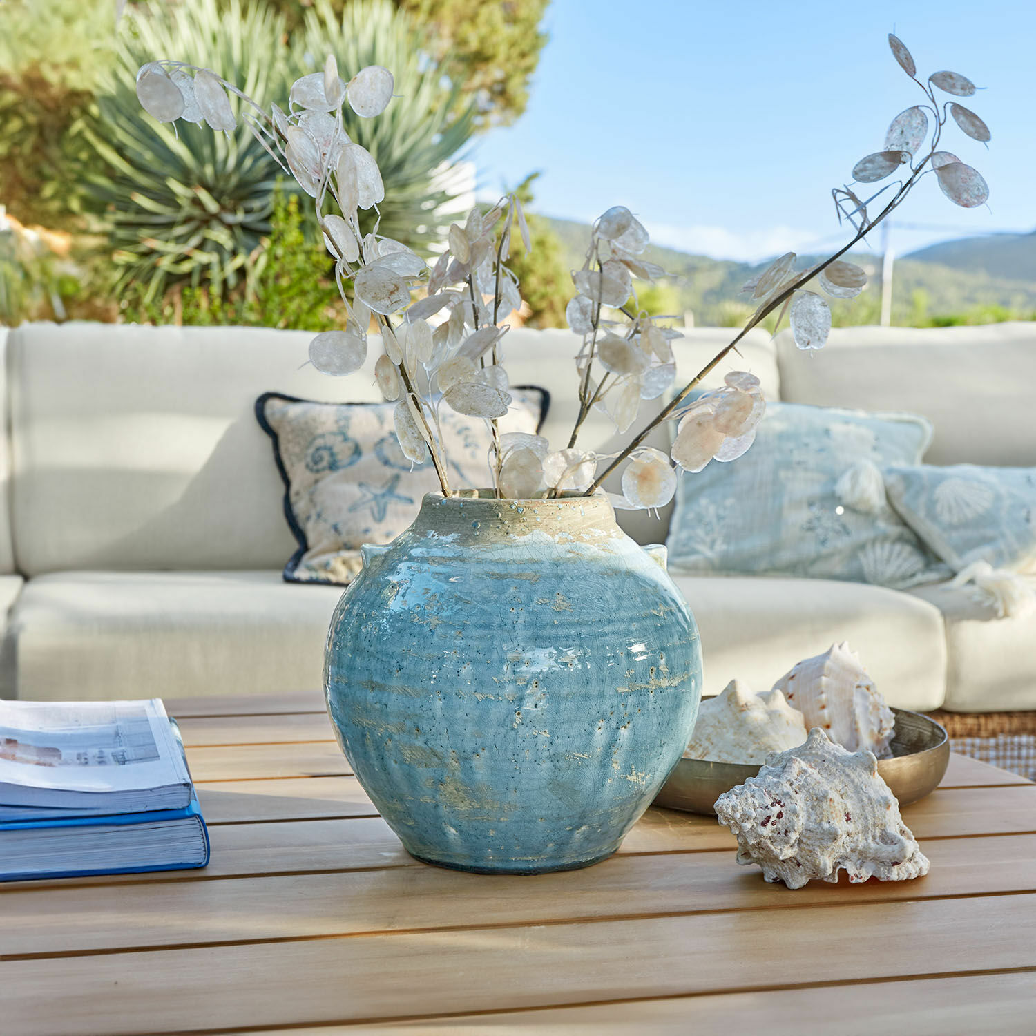 Vase Trevigno Vase en céramique bleue avec branches sèches décoratives sur table en bois dans un salon