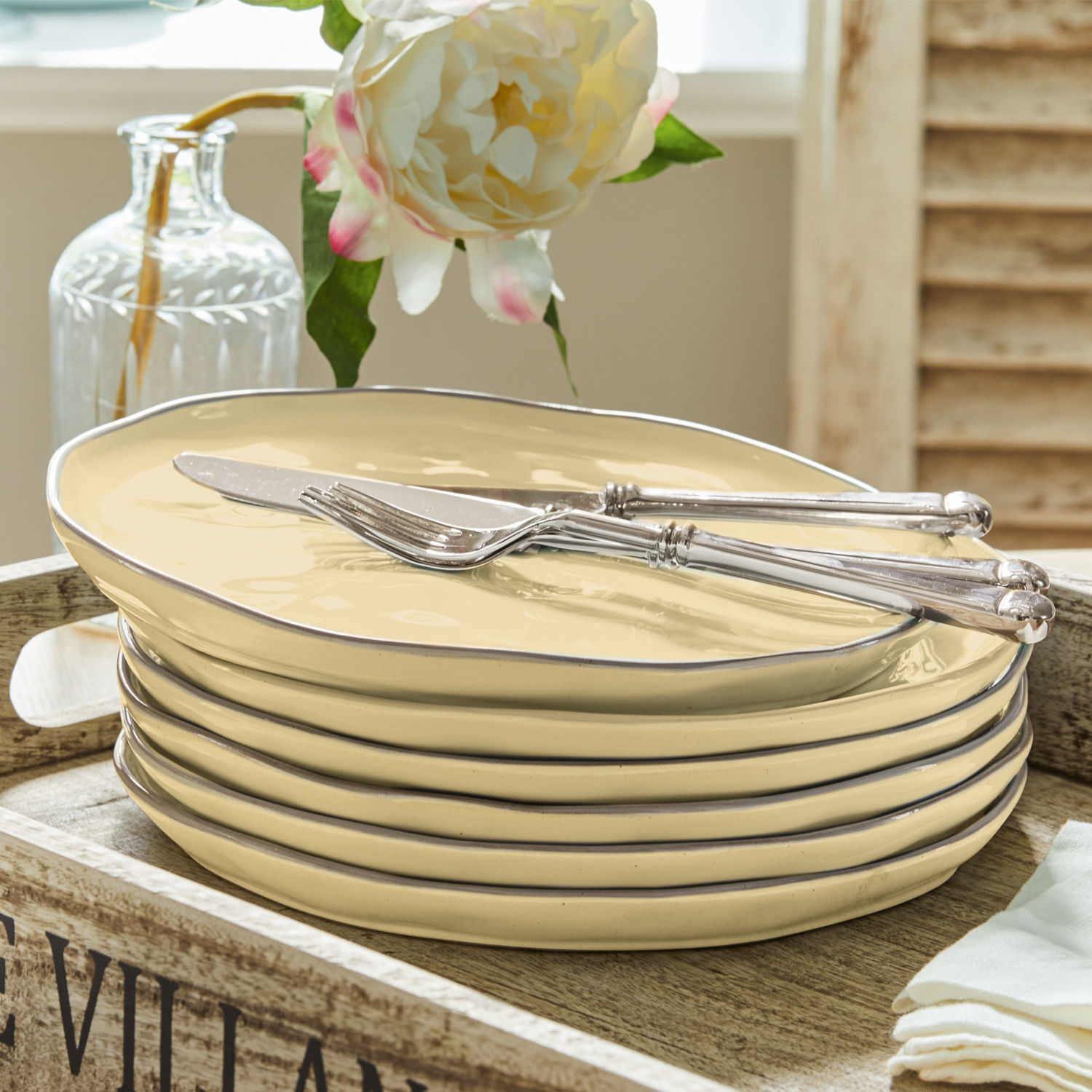 Lot de 6 assiettes Biarré Ensemble d'assiettes en céramique crème avec bord métallique et couverts argentés sur plateau en bois