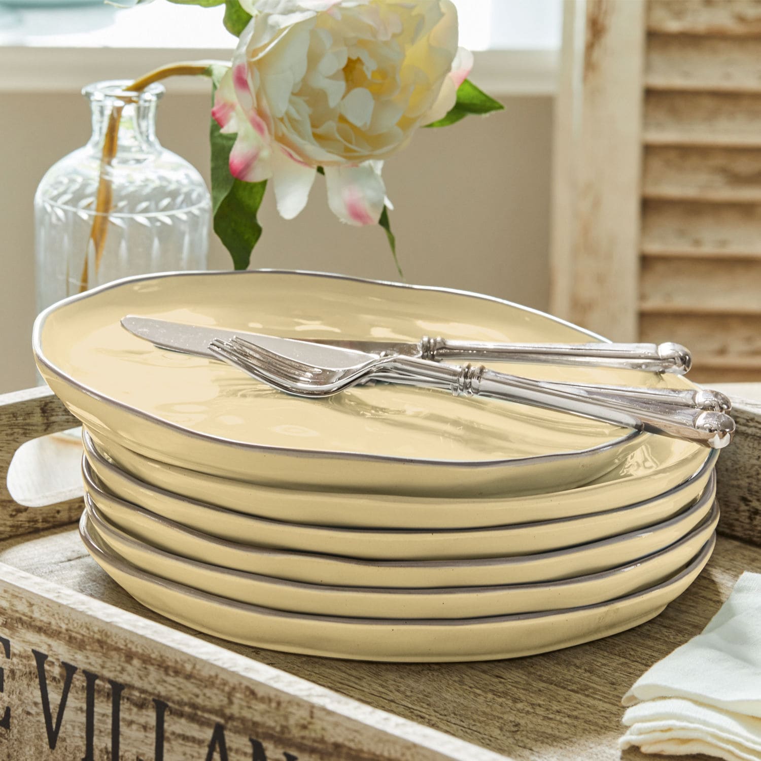 Lot de 6 assiettes Biarré Ensemble d'assiettes en céramique crème avec bord métallique et couverts argentés sur plateau en bois