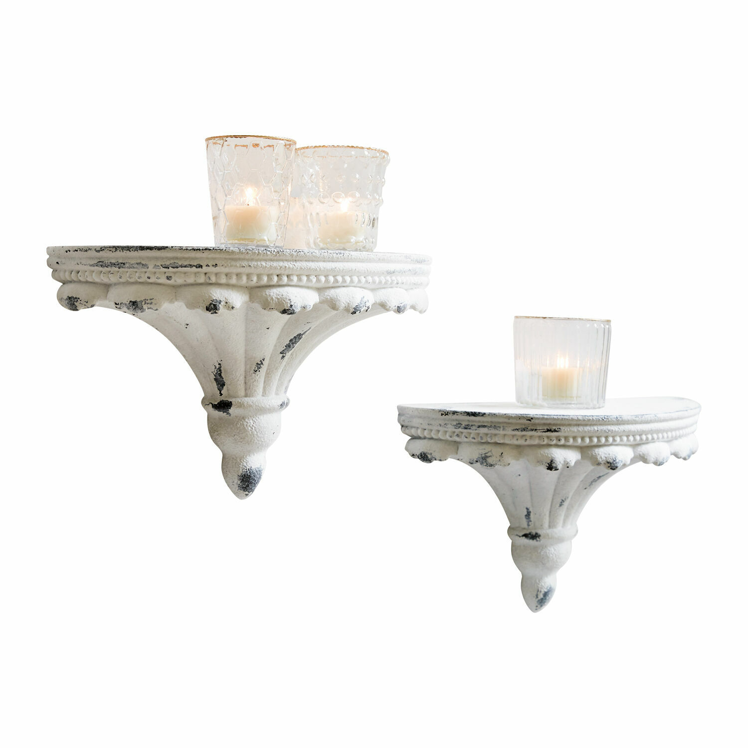 Lot de 2 étagères murales Liara Ensemble de deux étagères murales blanches en métal vieilli avec bougeoirs en verre décoratifs