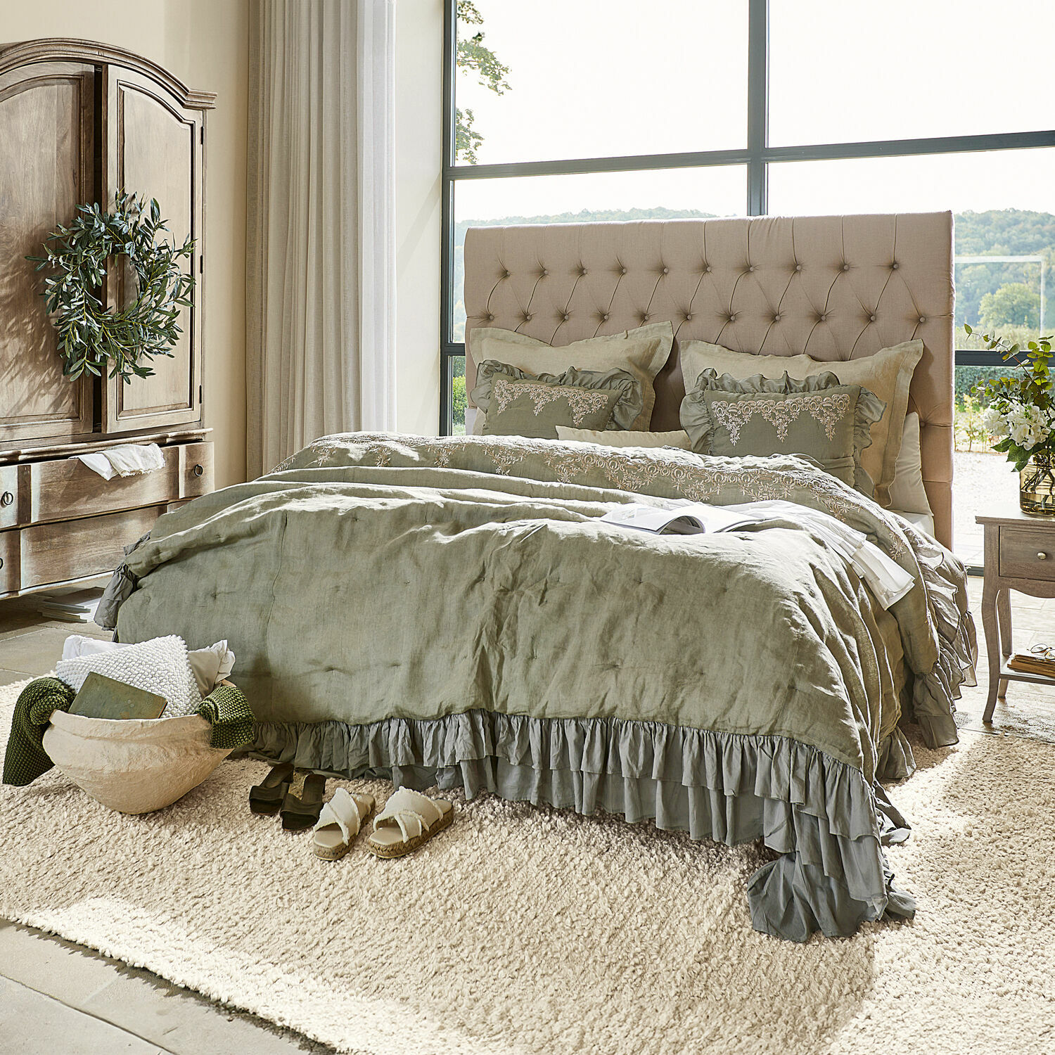 Lit Benton Chambre chaleureuse avec tête de lit beige capitonnée et linge de lit vert en lin à volants
