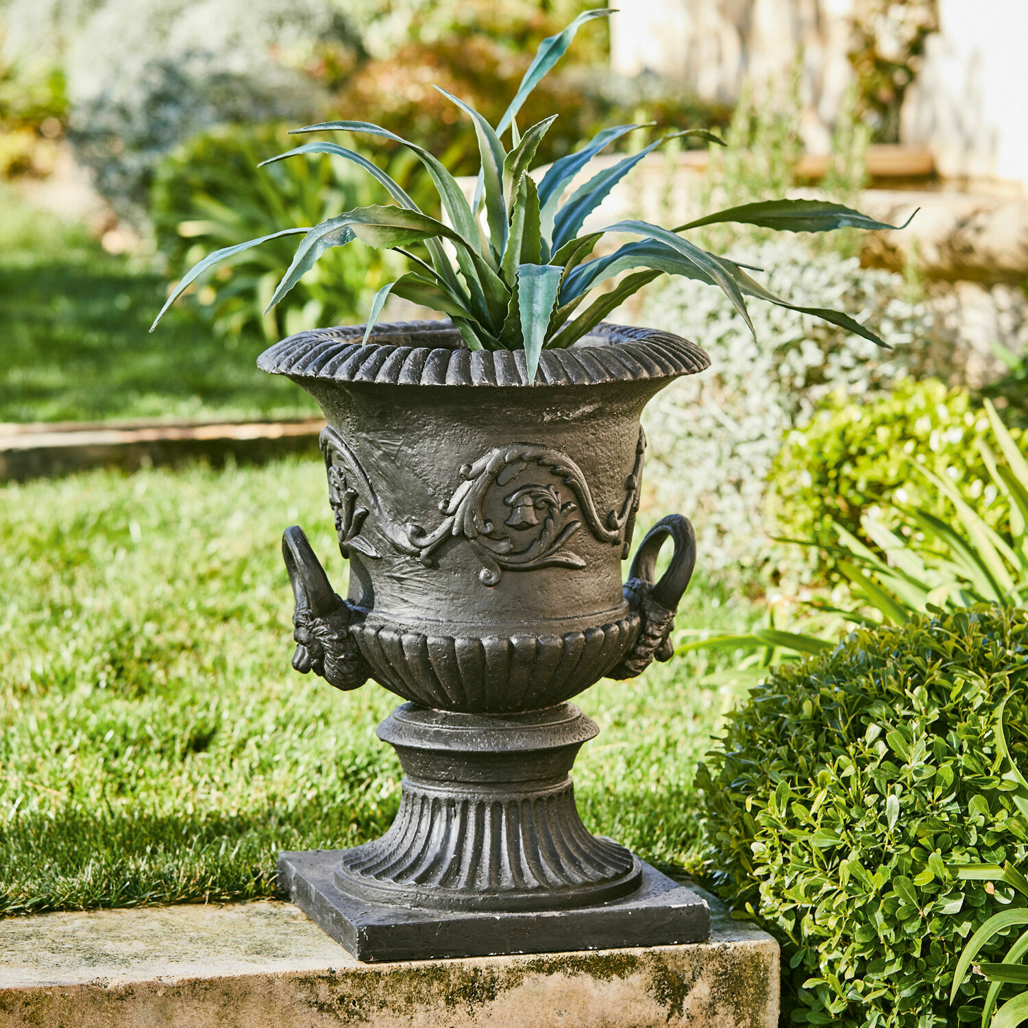 Amphore Joselyn Jardinière noire en métal avec motif décoratif et plante, décoration élégante pour jardin