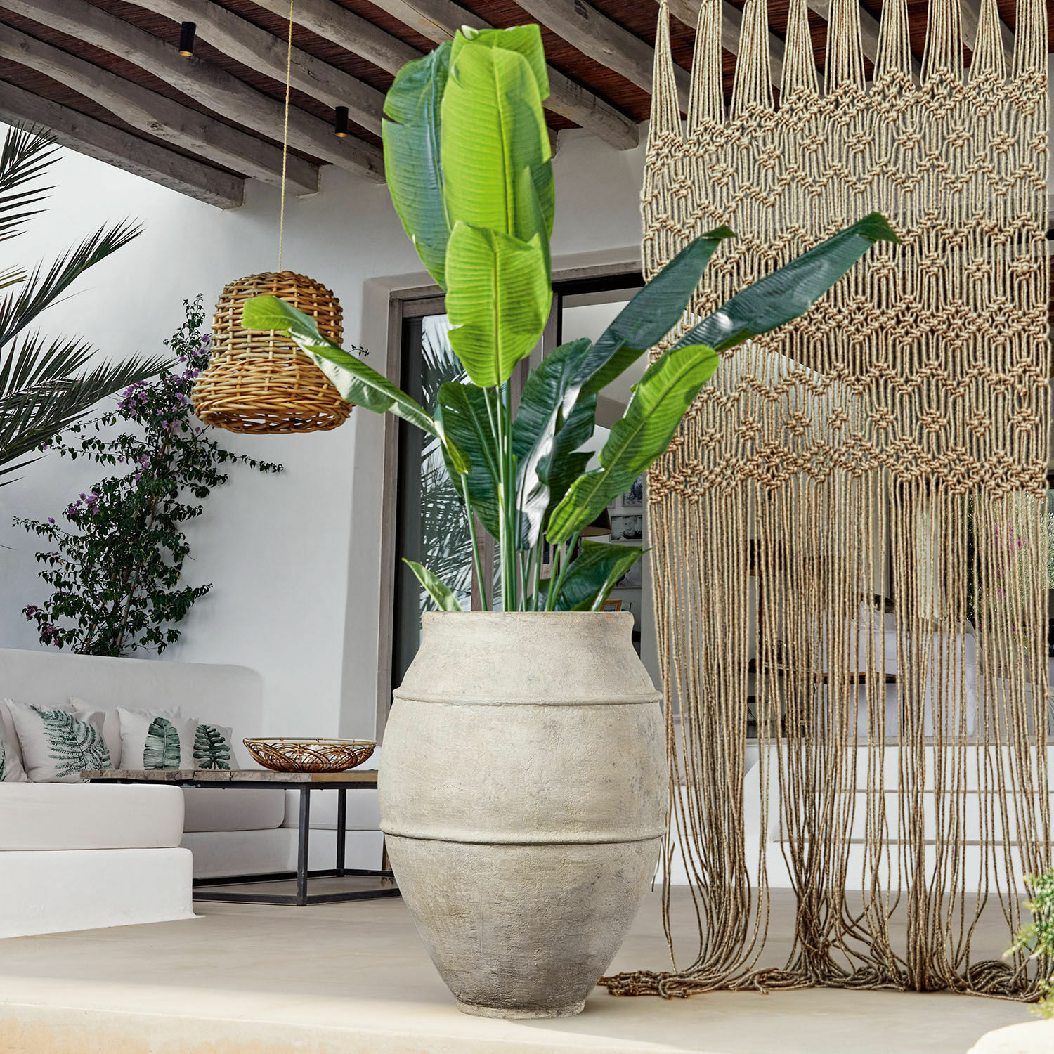 Cache-pot Morcote Grand pot en béton gris avec plante verte dans un intérieur moderne avec lampe en osier suspendue