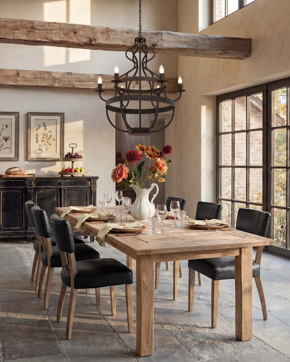 Salle à manger avec table en bois massif, chaises en cuir noir et lustre en métal de style rustique