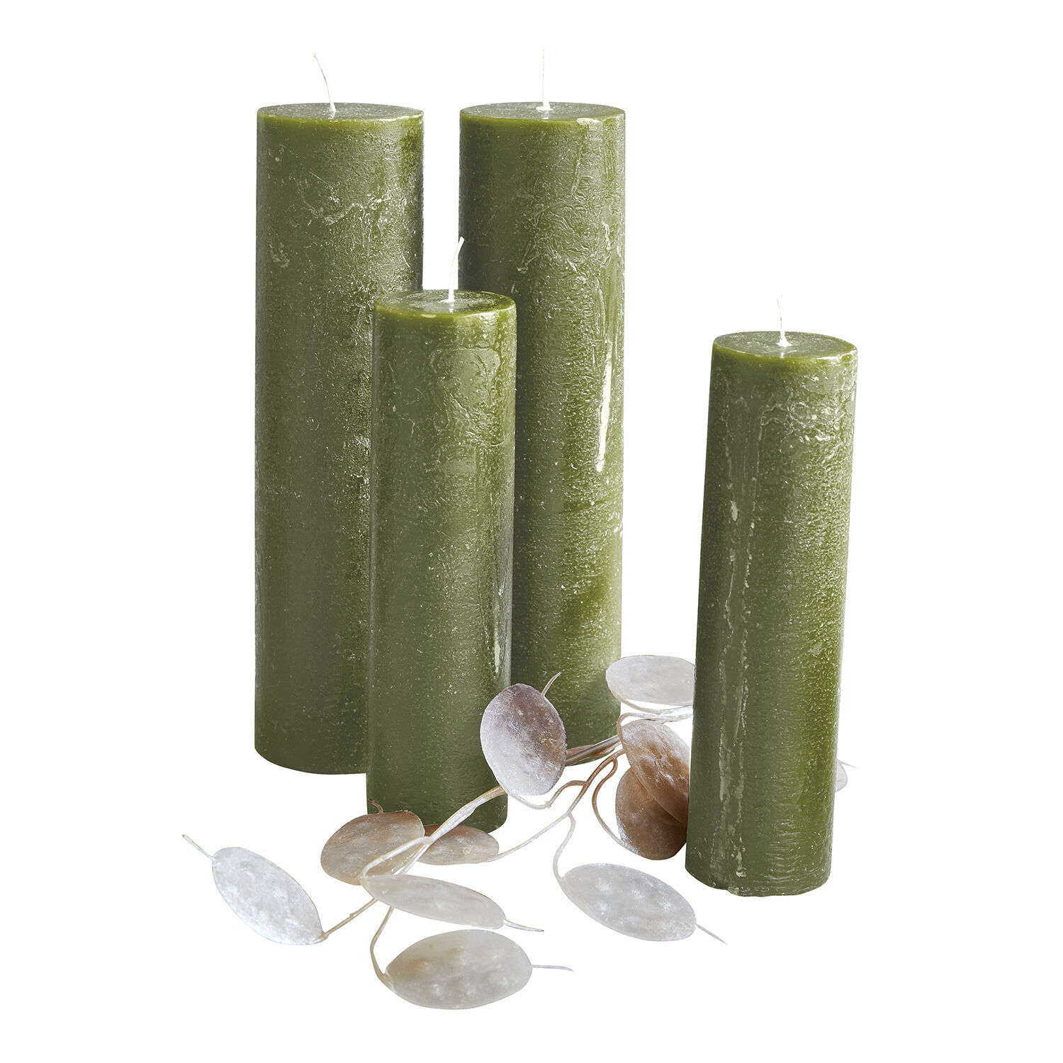 Lot de 4 bougies Avinal Ensemble de quatre bougies vertes en cire avec feuilles décoratives argentées sur fond blanc