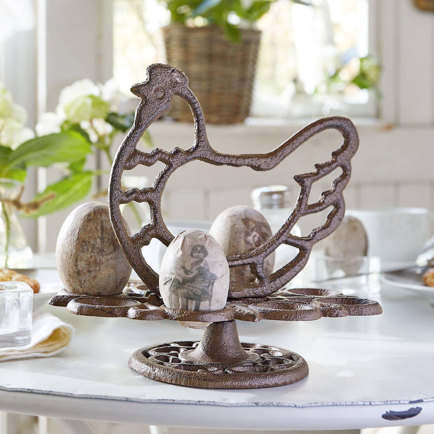 Présentoir à œufs Willa Présentoir à œufs en métal brun en forme de poule sur table blanche avec œufs décoratifs