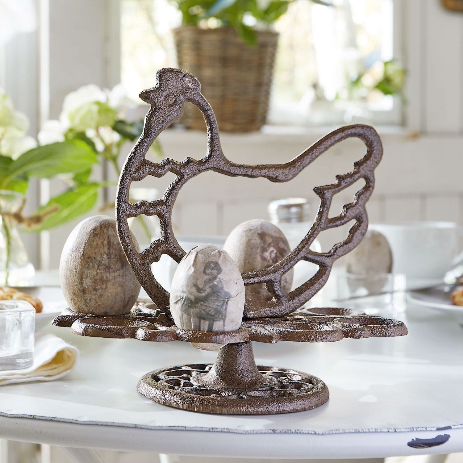 Présentoir à œufs Willa Présentoir à œufs en métal brun en forme de poule sur table blanche avec œufs décoratifs