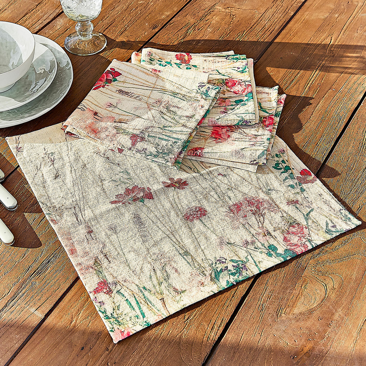 Lot de 4 serviettes Briovene Serviettes en lin crème avec imprimé floral posées sur une table en bois pour décoration de table
