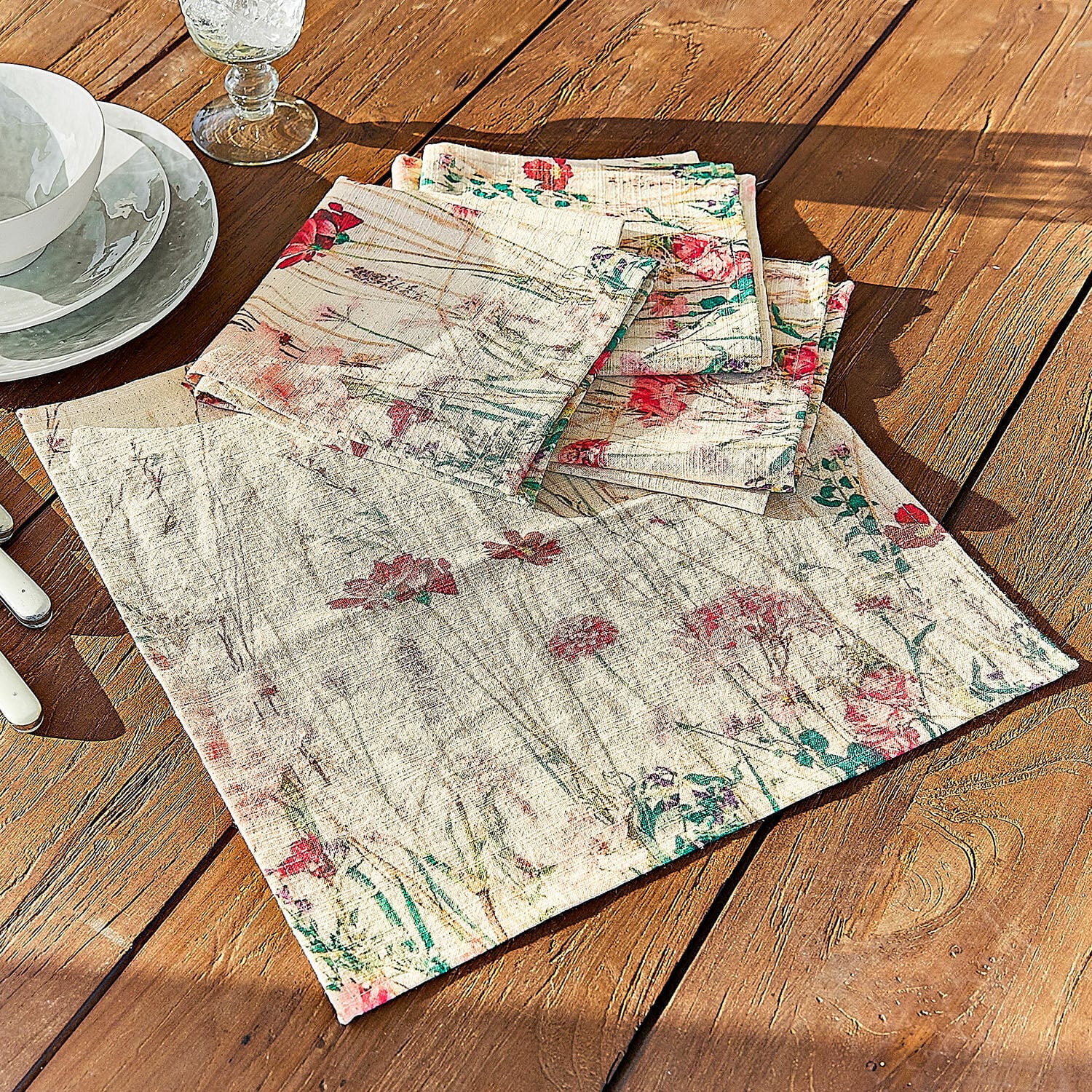 Lot de 4 serviettes Briovene Serviettes en lin crème avec imprimé floral posées sur une table en bois pour décoration de table