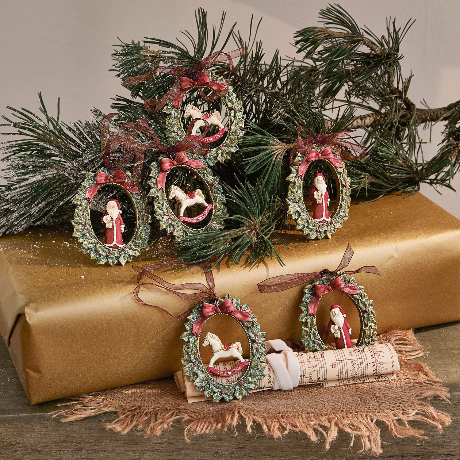 Lot de 6 décorations à suspendre Chaignes Ensemble de décorations de Noël avec couronnes vertes, nœuds rouges et figurines de Père Noël et cheval à bascule