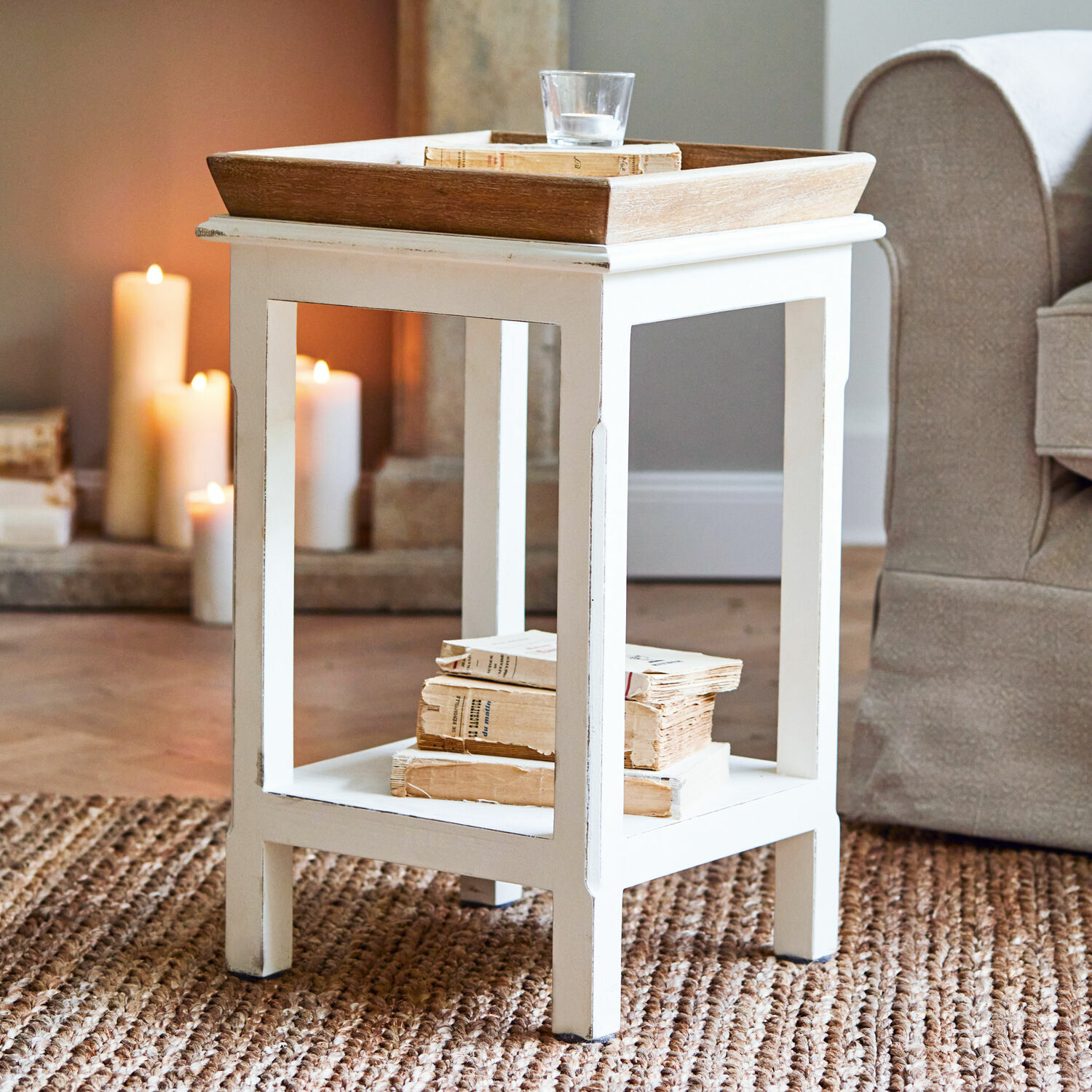 Table d'appoint Vieille Table d'appoint blanche en bois avec étagère et plateau en bois naturel dans un salon cosy