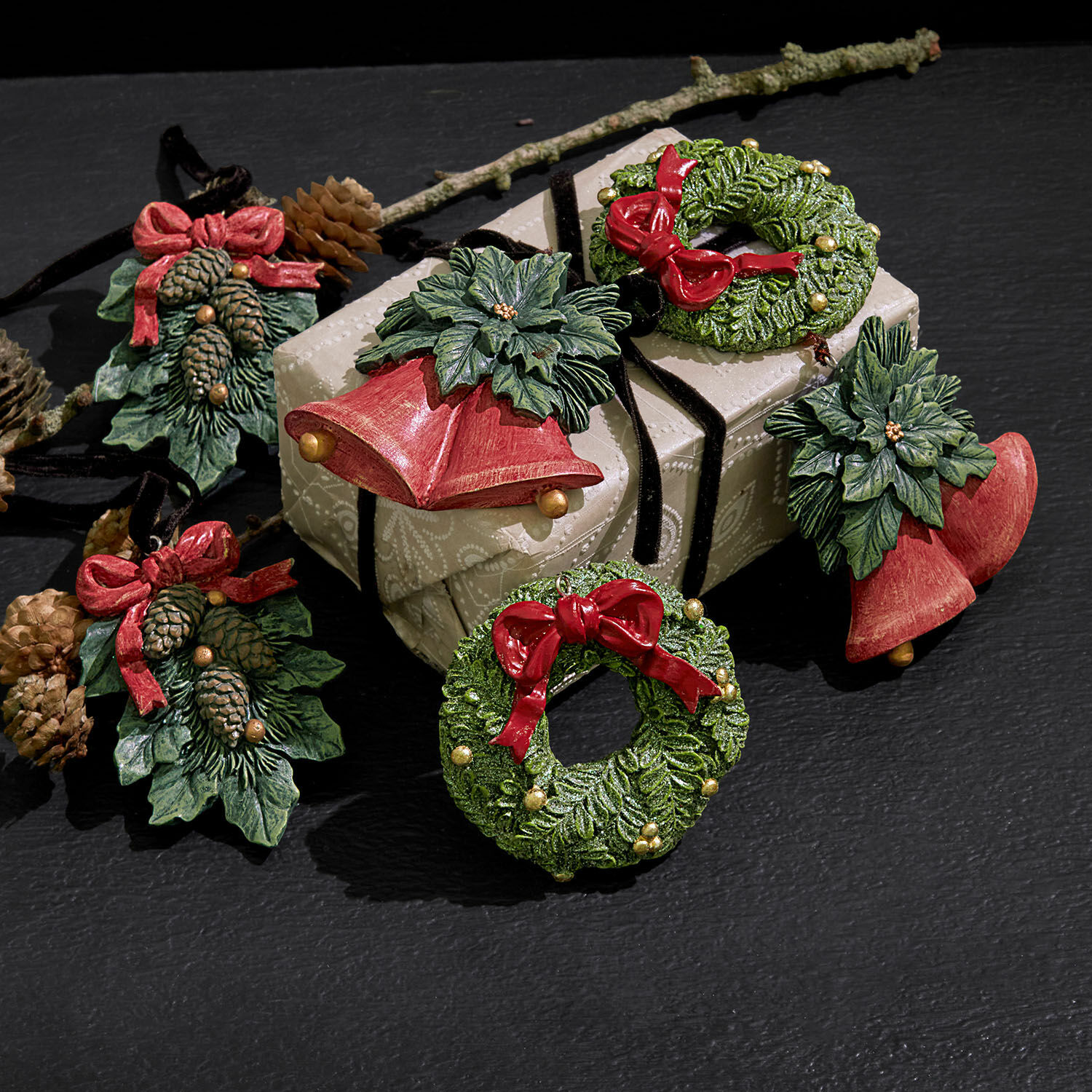 Lot de 6 décorations à suspendre Sarivena Ensemble de décorations de Noël en résine verte avec nœuds rouges et cloches sur un cadeau