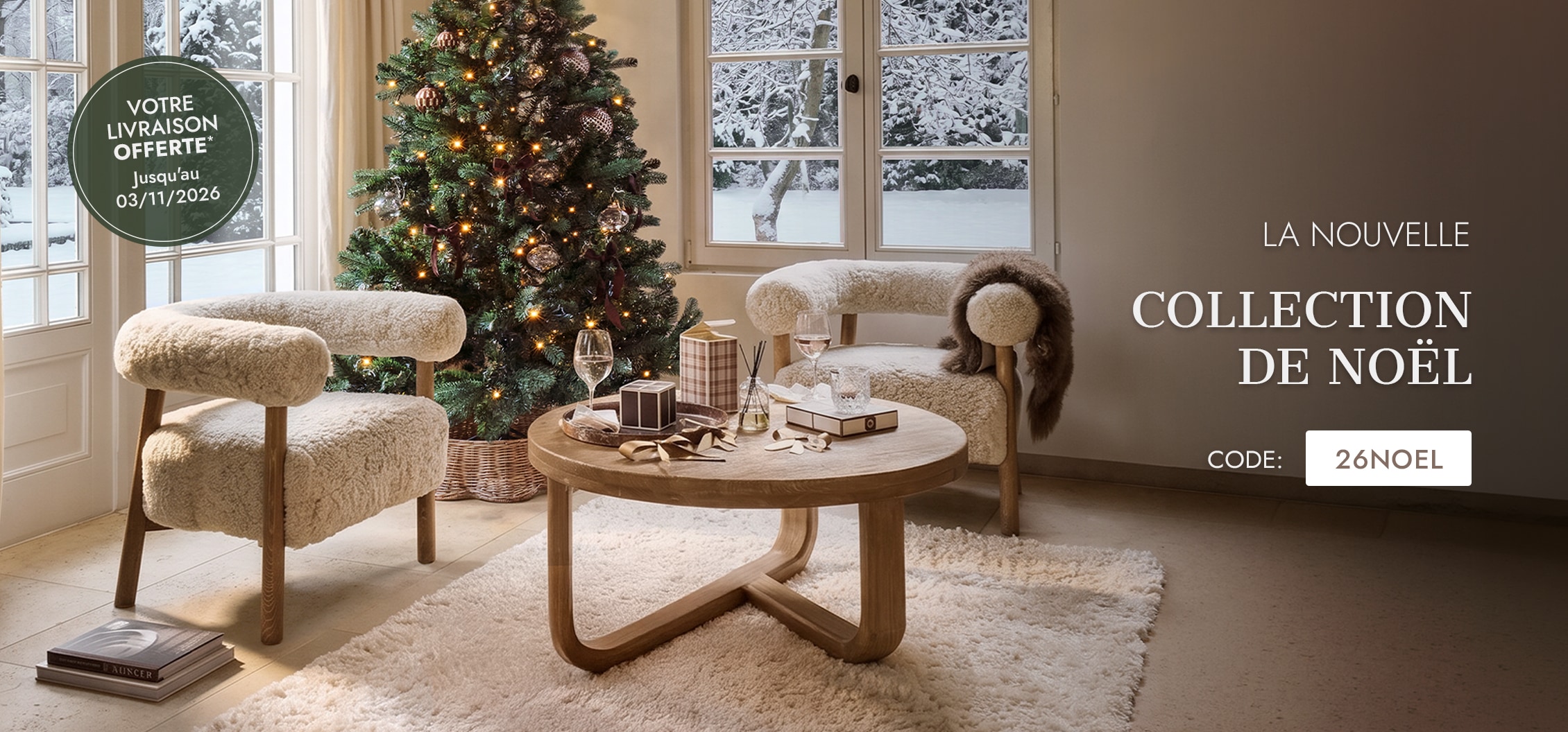 Salon chaleureux avec fauteuils en tissu imitation laine d'agneau crème et sapin de Noël décoré lumineux