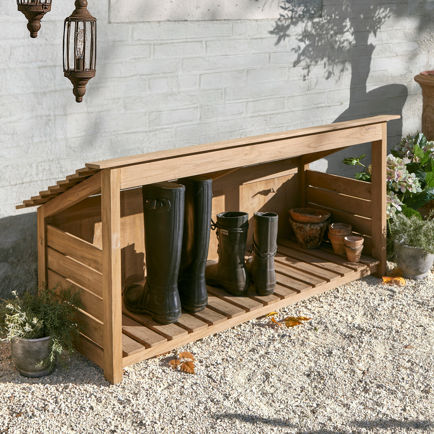 Étagère d’extérieur Mabry Meuble à chaussures d'extérieur en bois naturel pour ranger bottes et pots de fleurs dans le jardin
