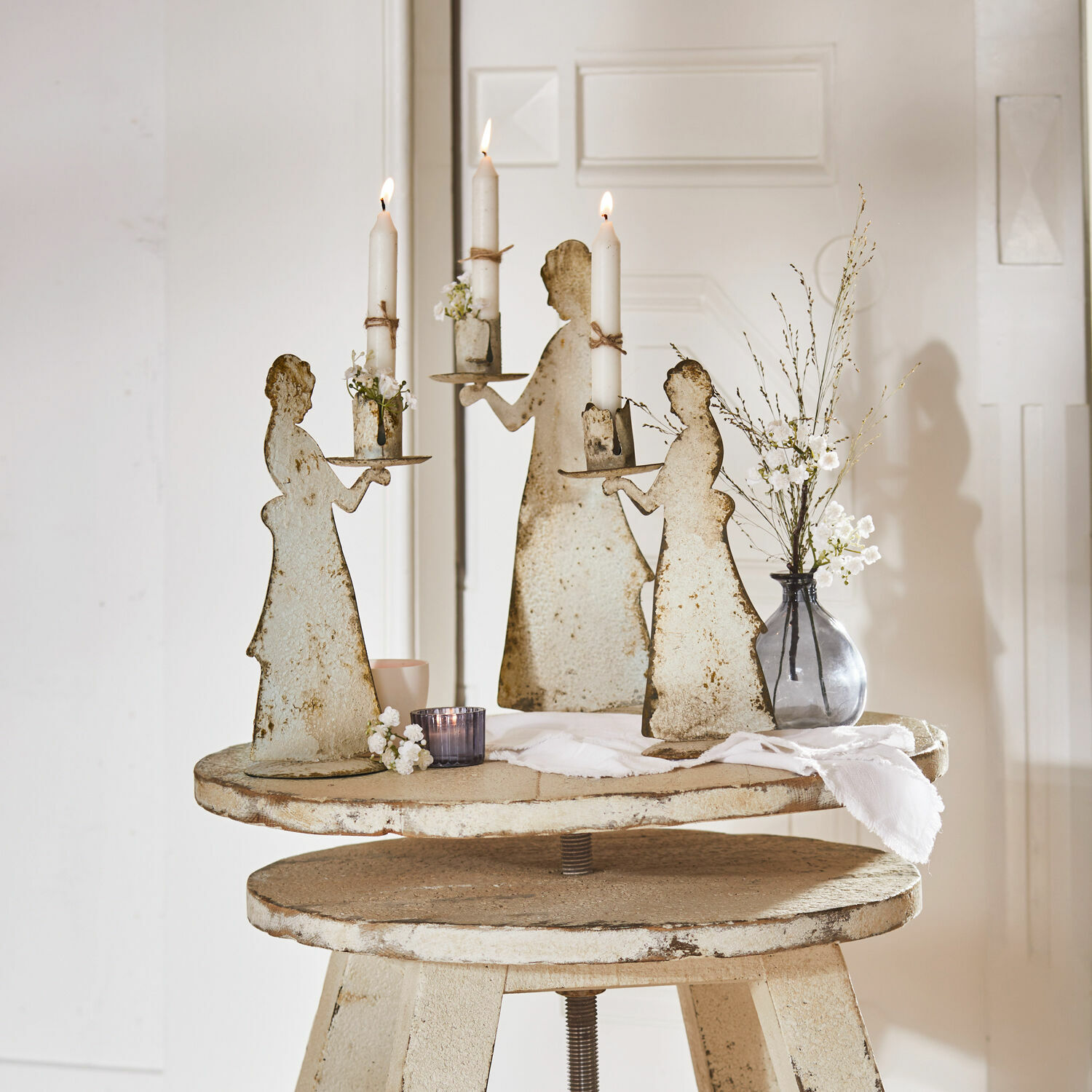 Lot de 3 bougeoirs Chanler Bougeoirs en métal en forme de femmes avec bougies blanches sur une table rustique décorative