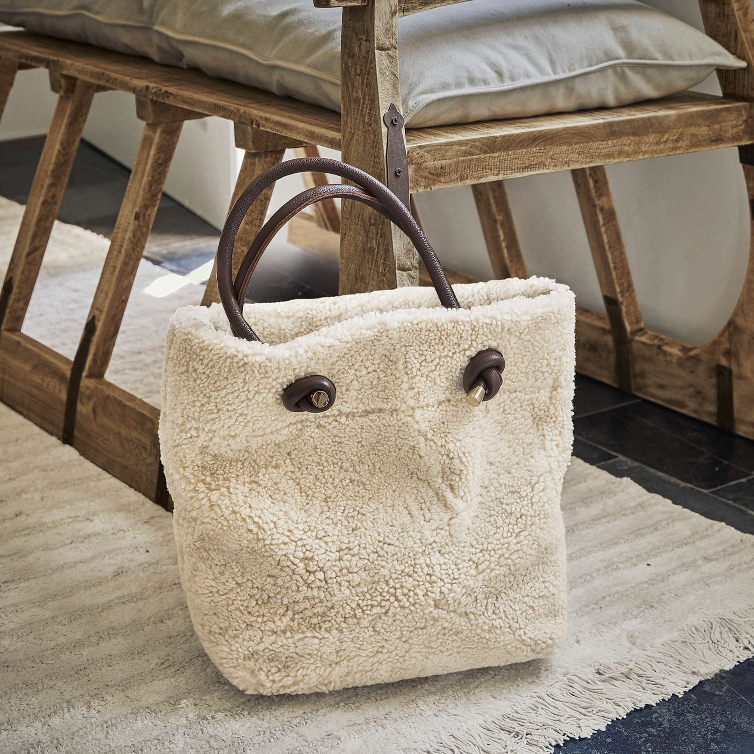 Cabas Tarvin Sac beige en matière pelucheuse avec poignées marron, accessoire tendance pour un usage quotidien