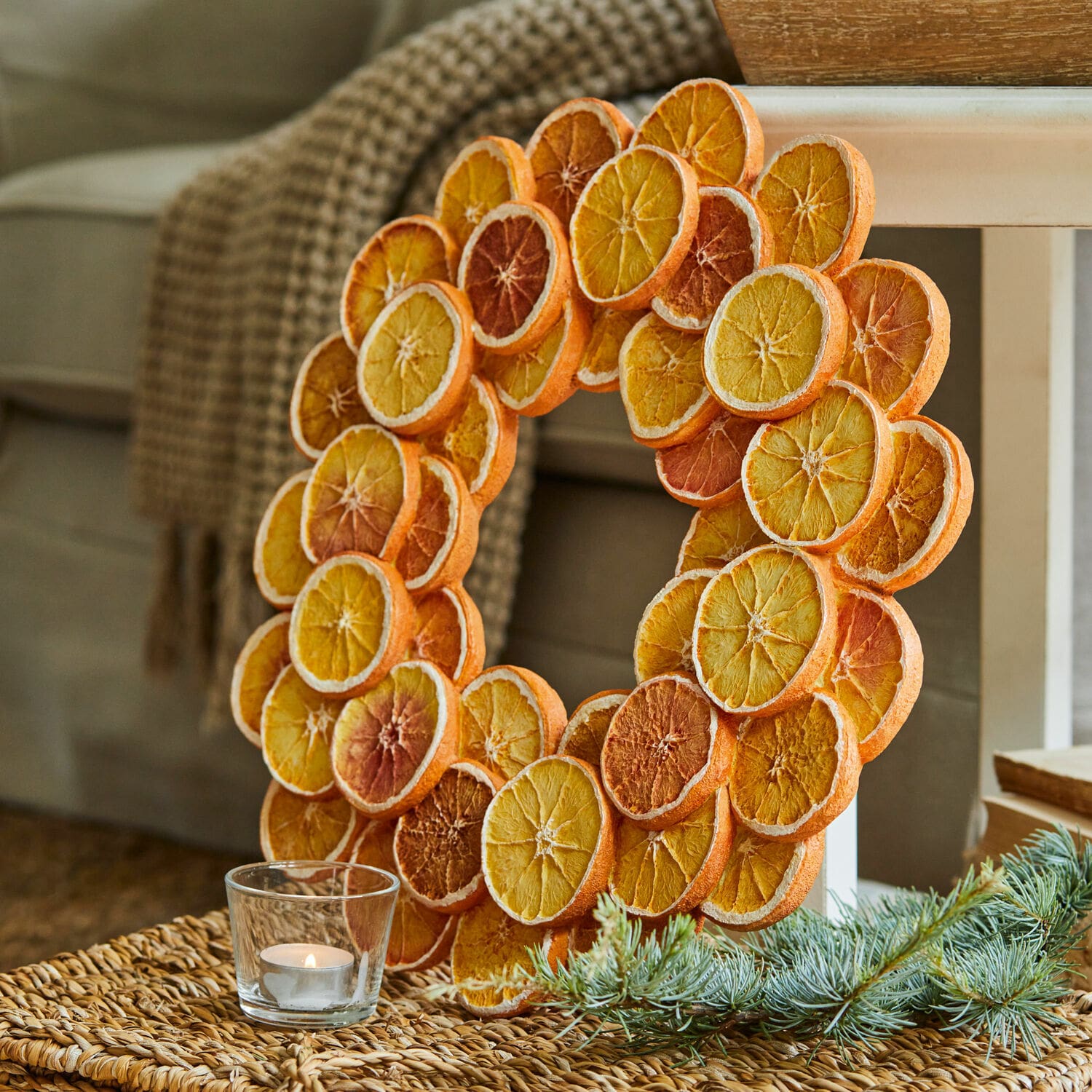 Couronne Orange Couronne décorative en tranches d'orange séchées aux tons chauds posée sur un fond naturel
