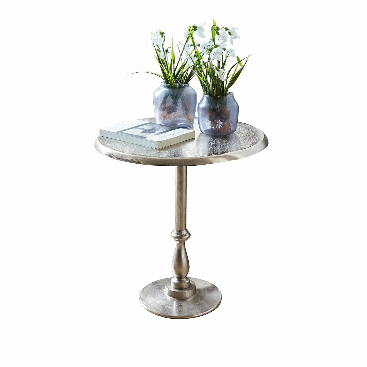 Table d'appoint Eppeville Table d'appoint ronde en métal argenté avec deux vases bleus et des fleurs blanches décoratives