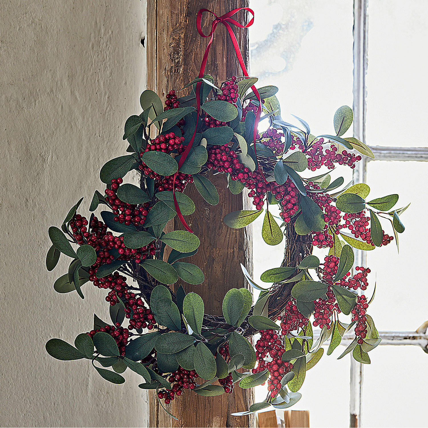 Couronne Lenius Couronne décorative avec feuilles vertes et baies rouges sur cadre en bois, décoration festive