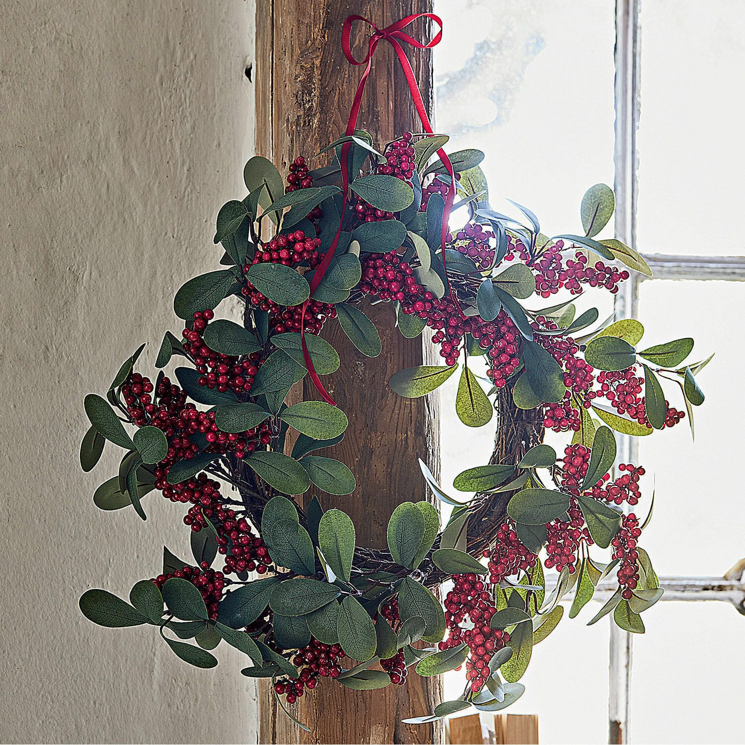 Couronne Lenius Couronne décorative avec feuilles vertes et baies rouges sur cadre en bois, décoration festive