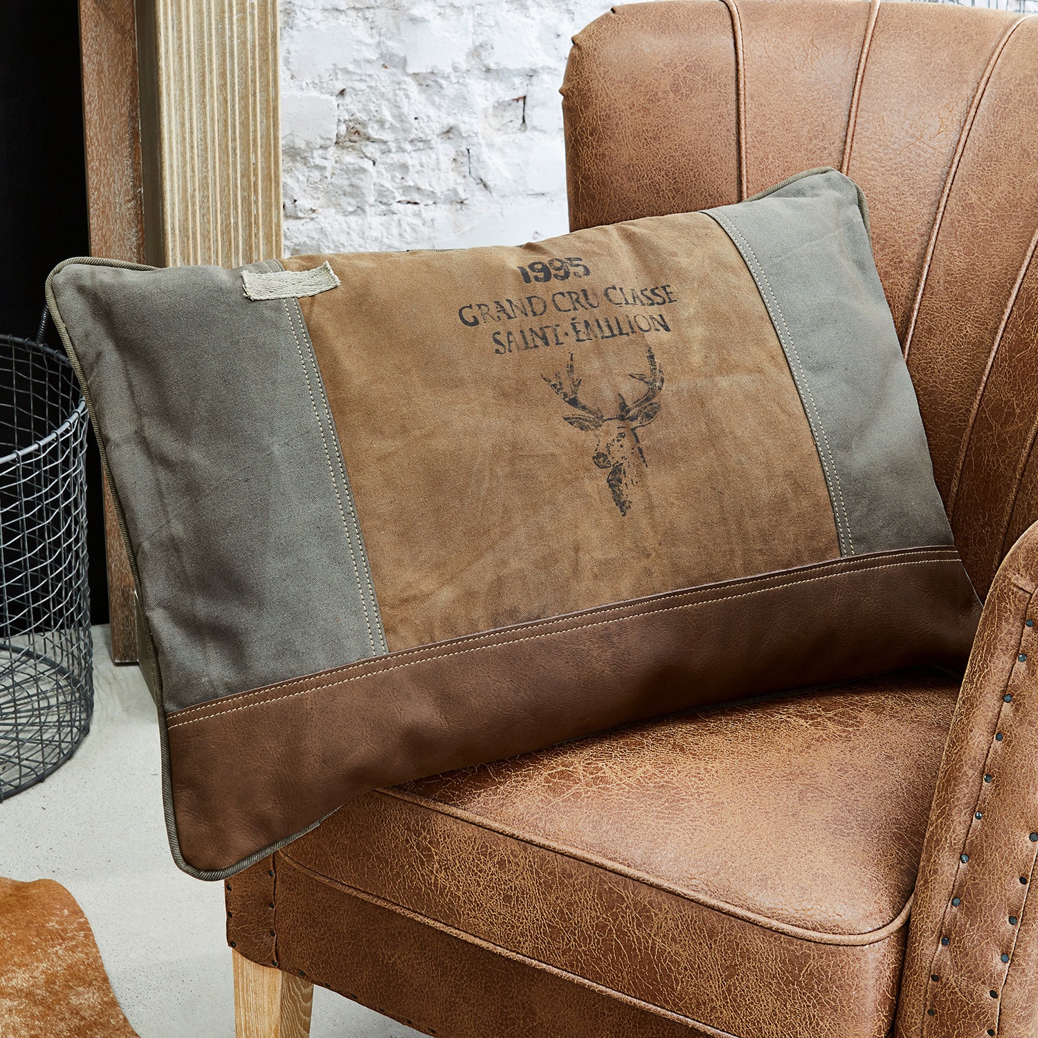 Coussin Chiron Coussin décoratif marron et gris avec motif cerf sur fauteuil en cuir, style vintage