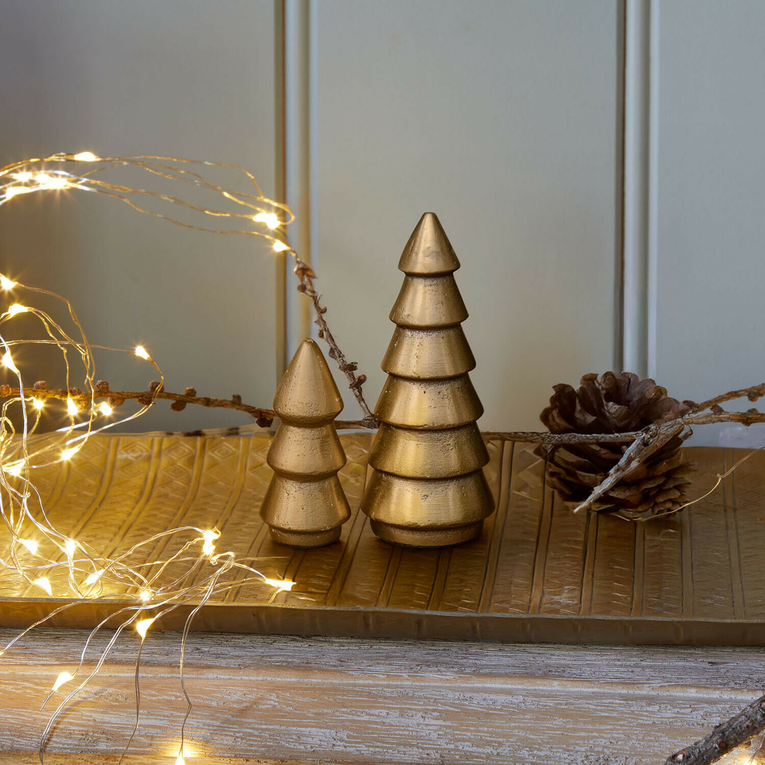 Lot de 2 sapins décoratifs Zarilith Décorations de sapin dorées en métal sur un plateau doré avec guirlande lumineuse et pomme de pin