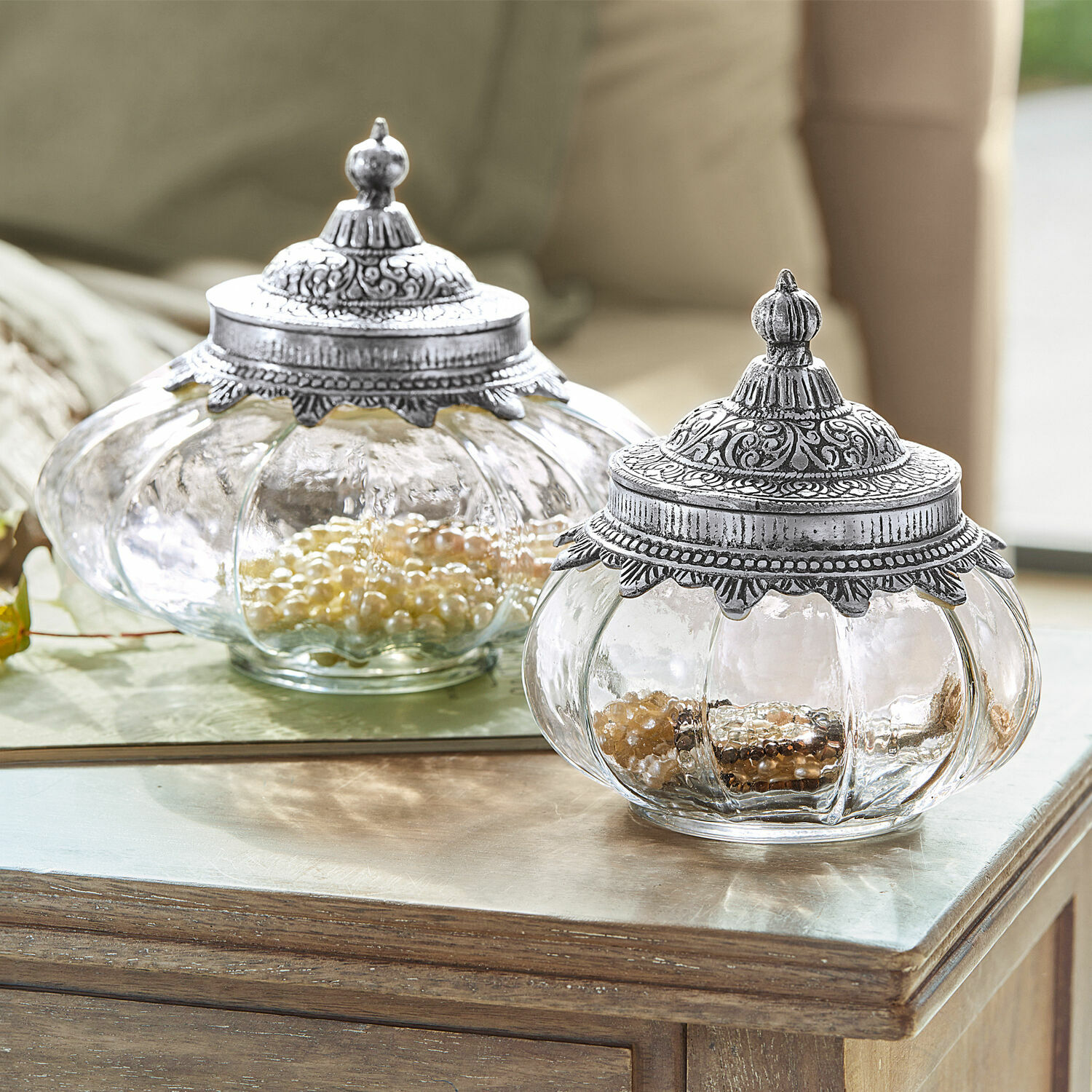 Lot de 2 pots Osayi Boîtes décoratives en verre avec couvercles en métal argenté sur un bureau pour ranger des petits objets