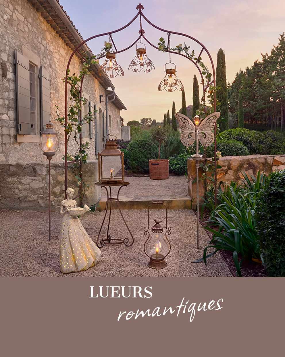 Ensemble décoratif de lanternes et figurines de jardin en style rustique avec lumière chaude extérieure