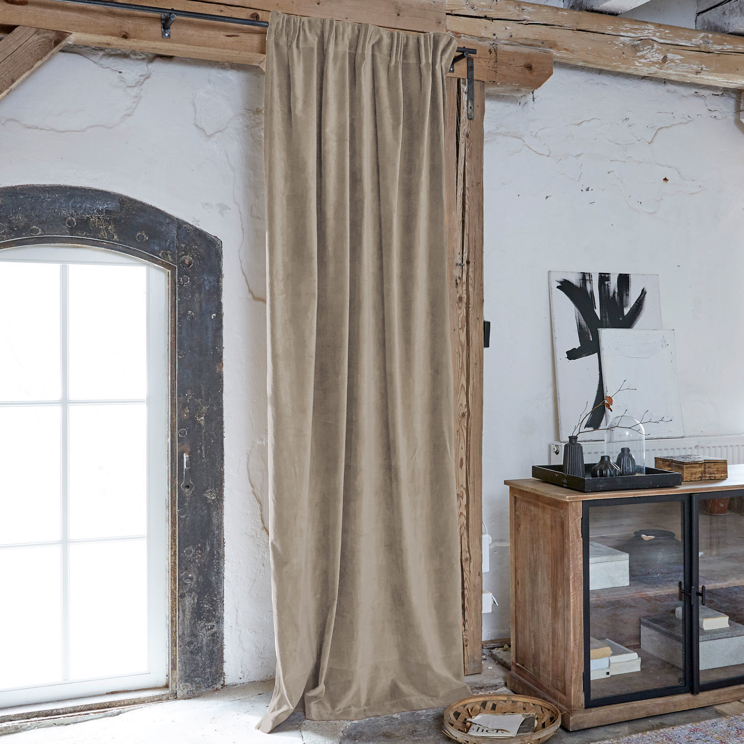 Rideau Lyannece Rideau beige en tissu doux dans un intérieur rustique avec meuble en bois et fenêtre