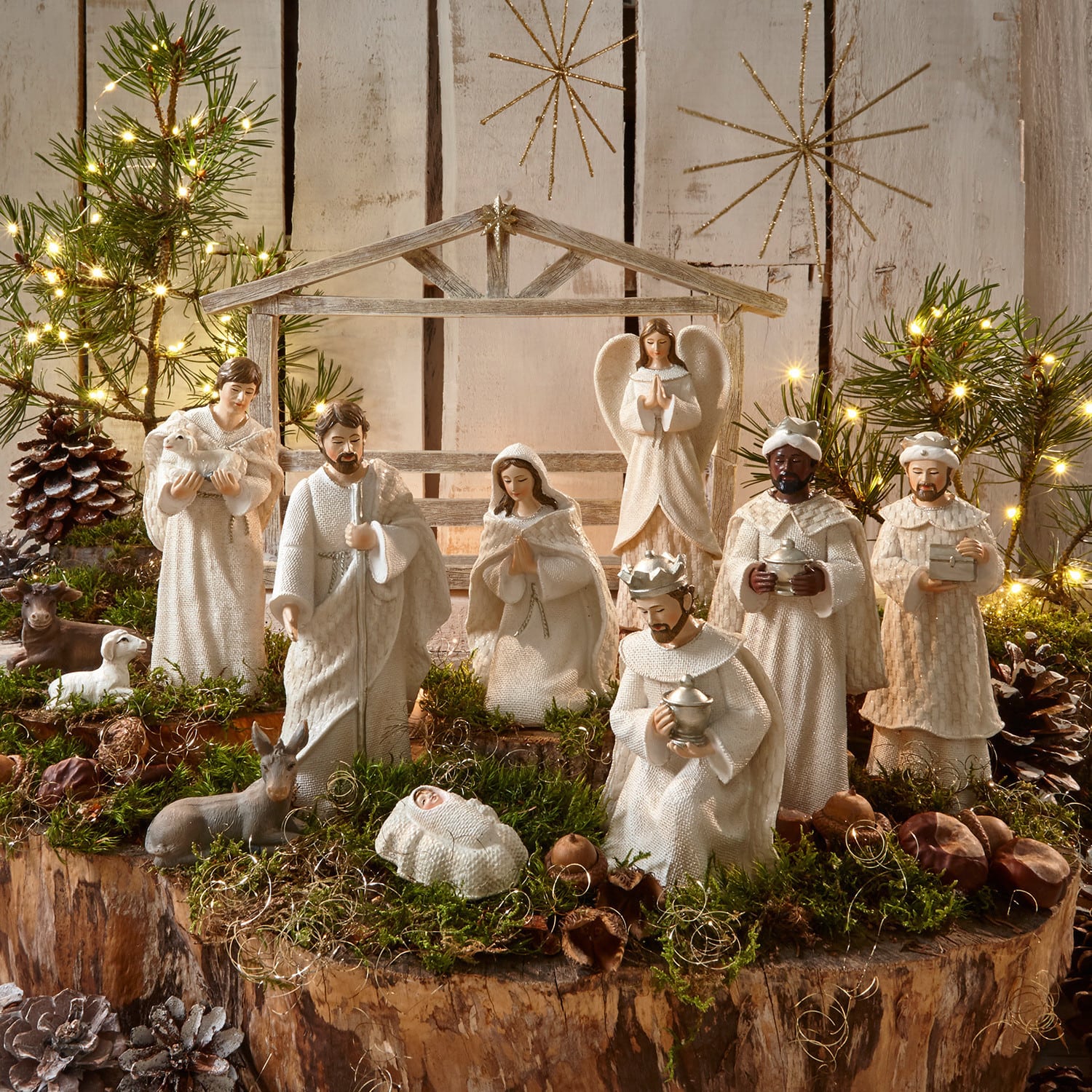 Lot de 12 figurines de crèche Santo Ensemble de figurines de crèche de Noël blanches en bois et tissu sur fond naturel avec mousse et lumières