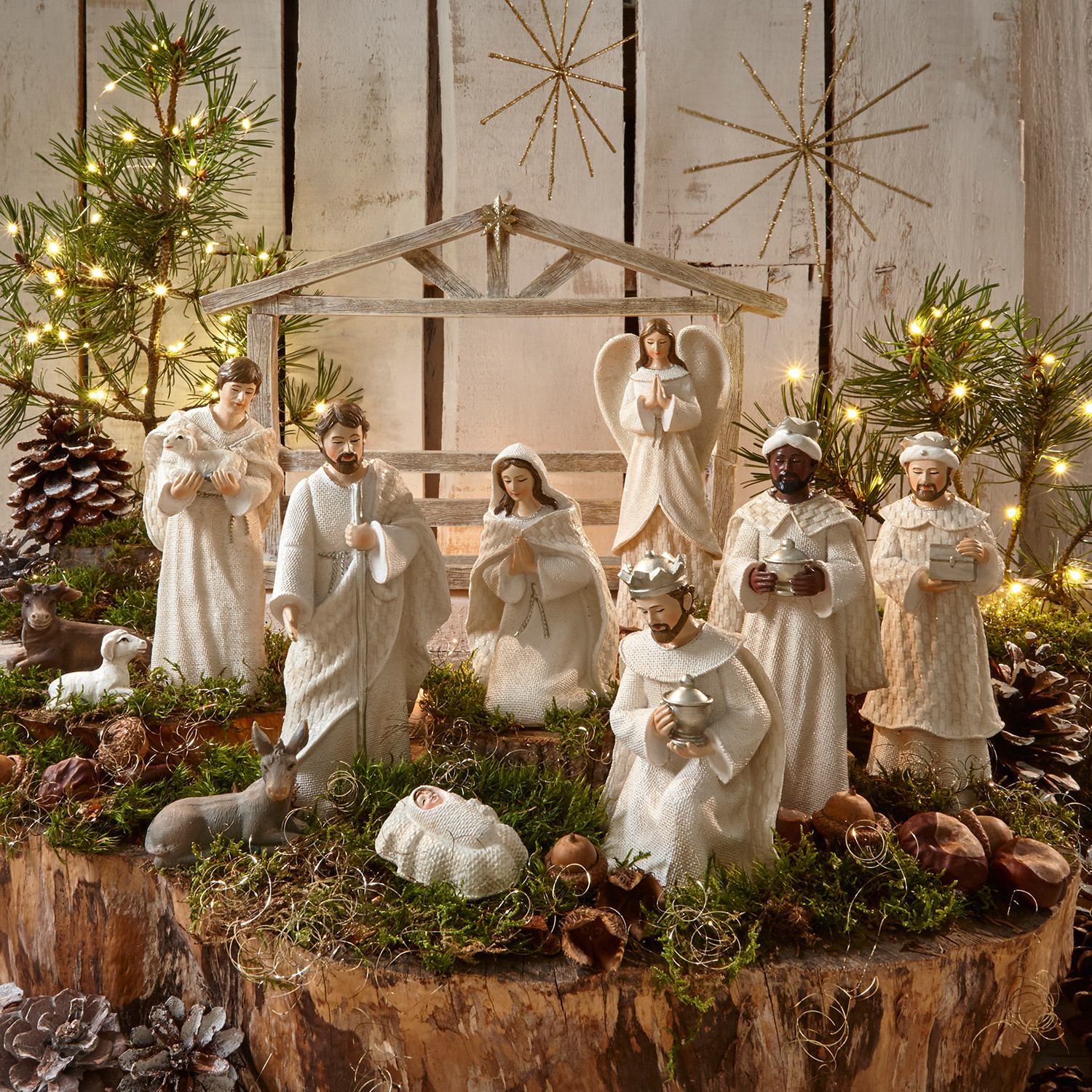 Lot de 12 figurines de crèche Santo Ensemble de figurines de crèche de Noël blanches en bois et tissu sur fond naturel avec mousse et lumières