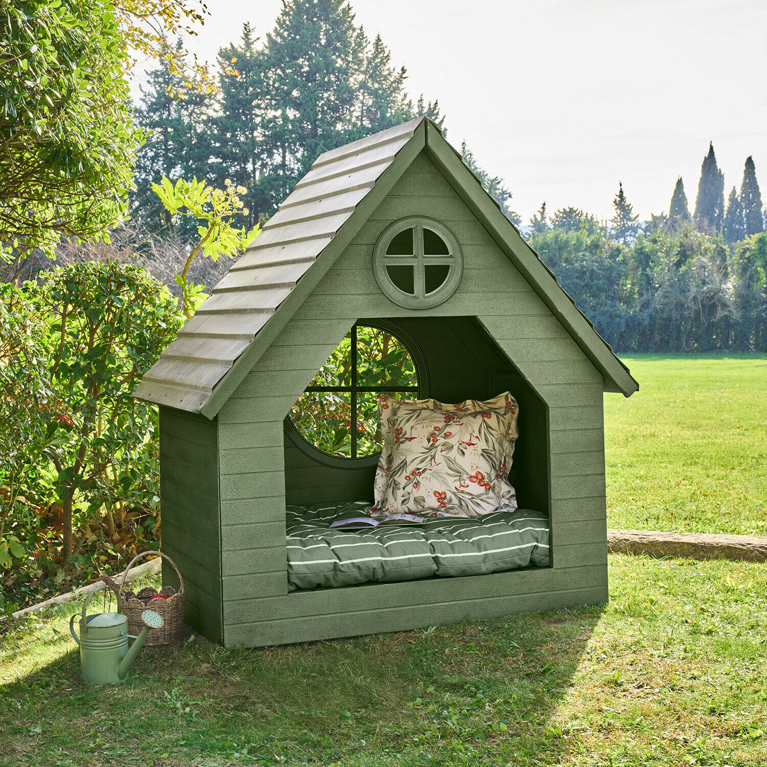 Maisonnette de jardin pour enfant Lunibu Maison de jardin verte en bois avec fenêtres rondes et coussins confortables sur l'herbe