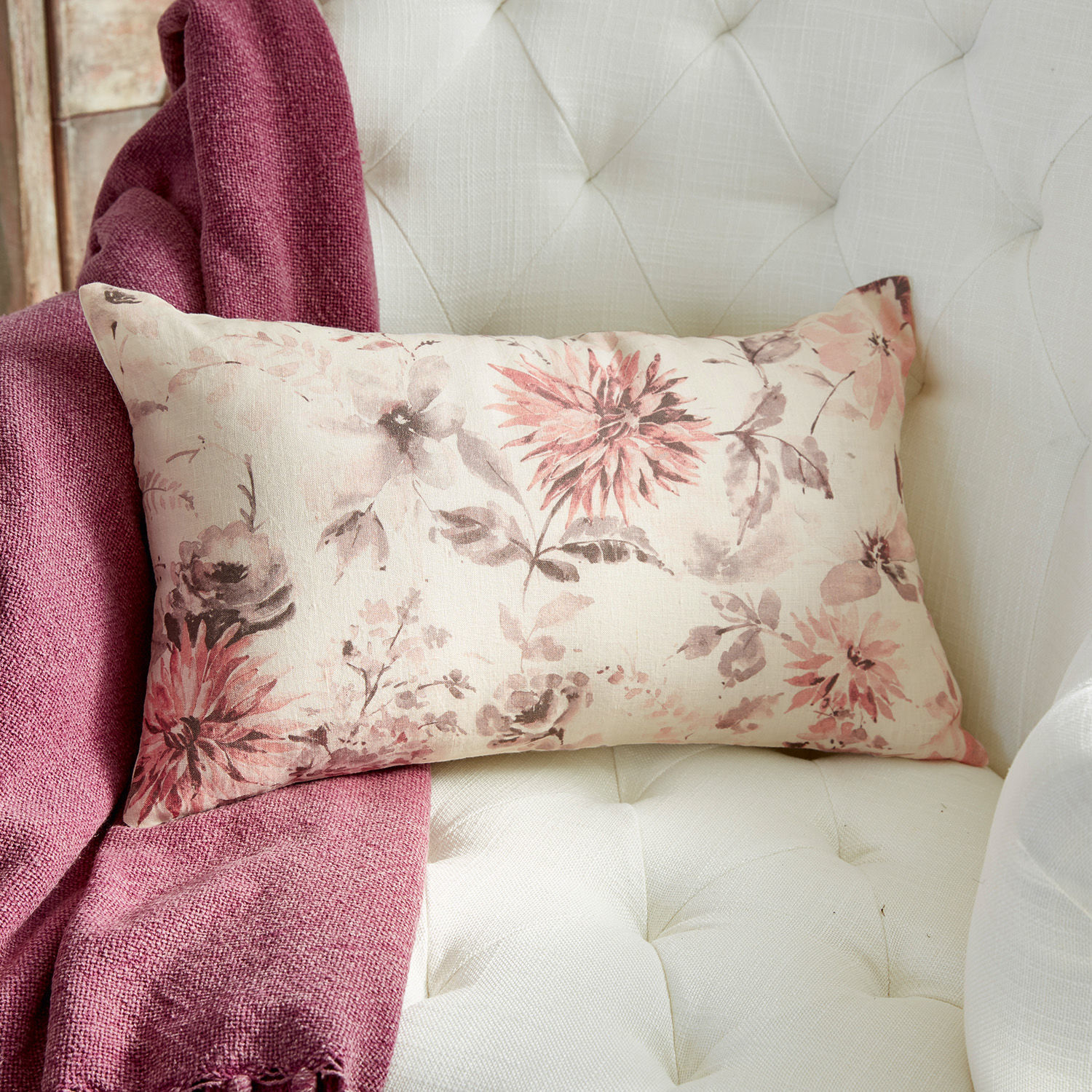 Housse de coussin Sappos Coussin décoratif rectangulaire en coton avec motif floral rose sur fond blanc cassé