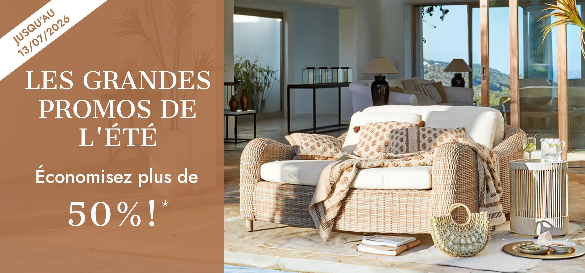 Promotions d'été jusqu'à 50% sur canapé en rotin naturel avec coussins et déco beige clair.