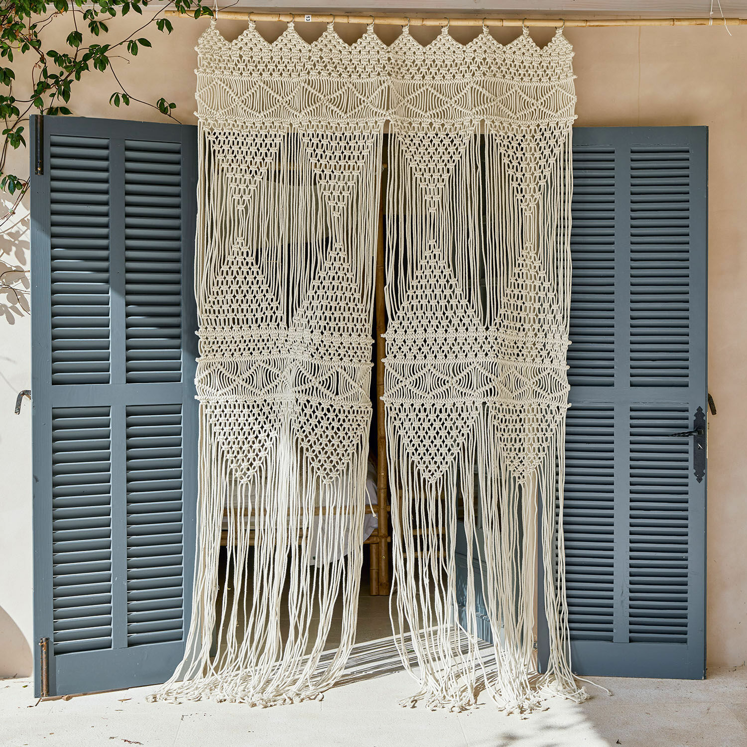 Voilage Kivelli Rideau macramé décoratif en coton crème, parfait pour une ambiance bohème et naturelle.