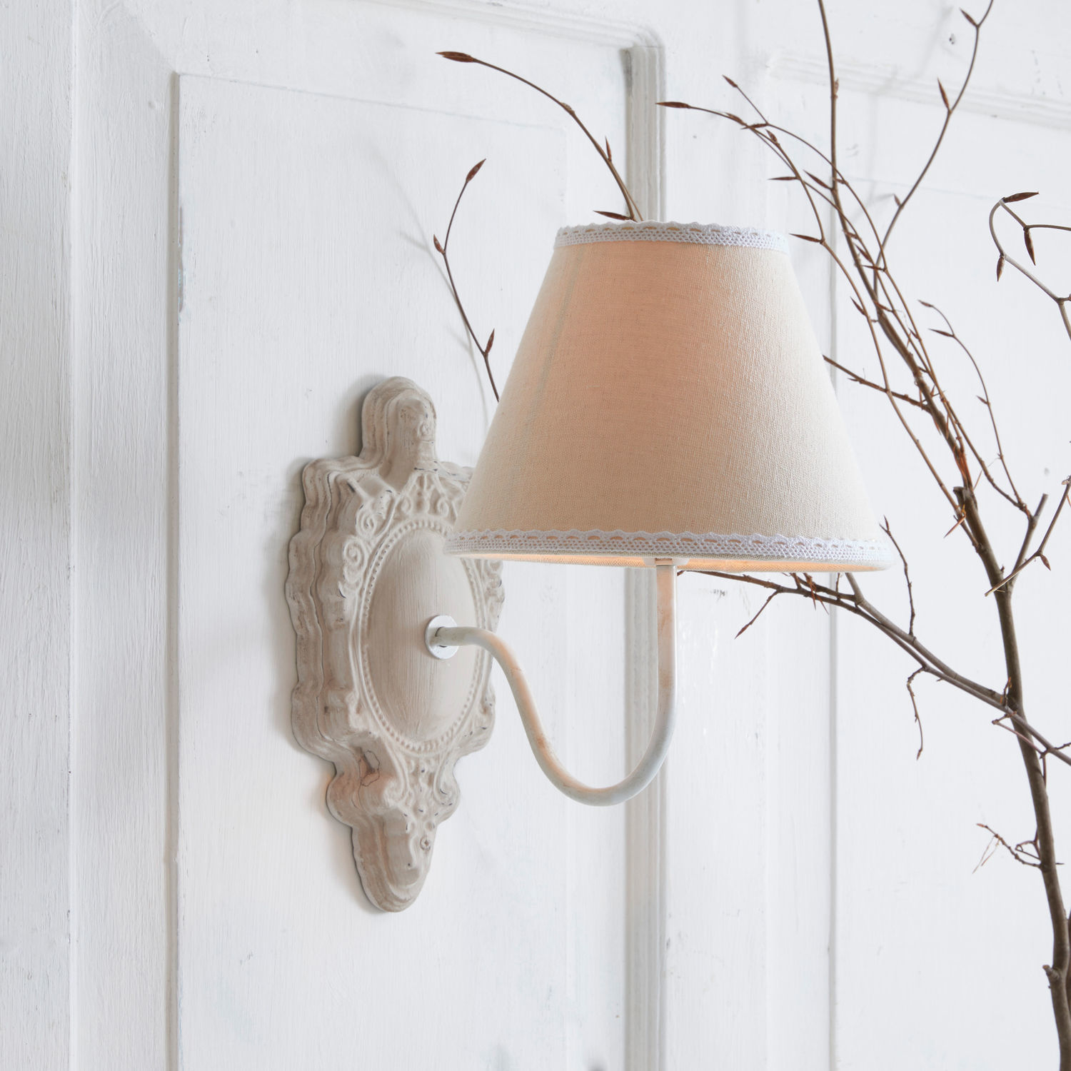 Applique Ascoux Applique murale avec abat-jour beige et base en métal blanc style vintage pour salon