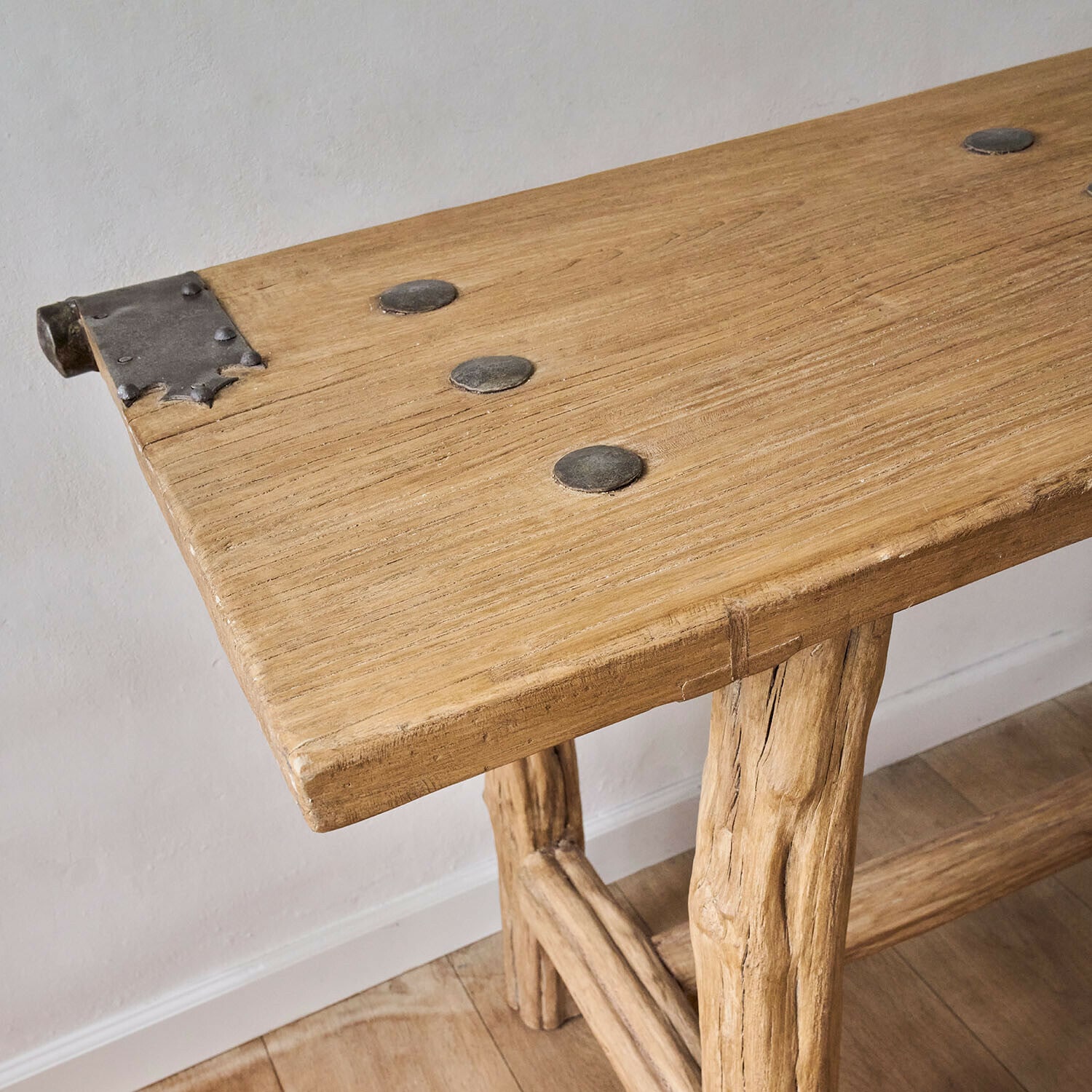 Table Crestmoore