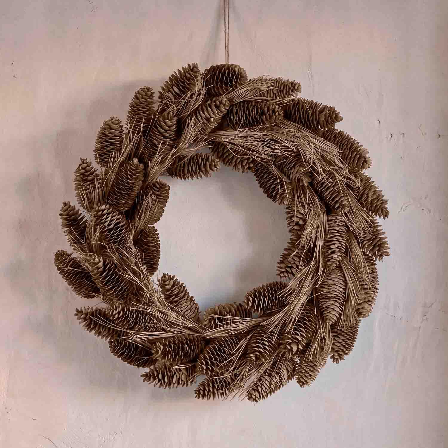 Couronne décorative naturelle en pommes de pin et herbes séchées marron pour décoration murale