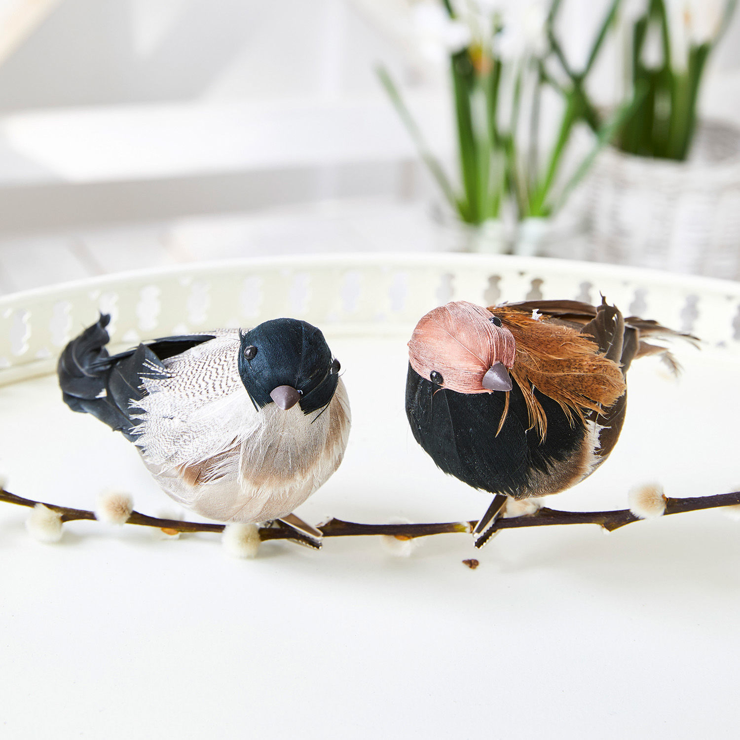 Lot de 2 oiseaux décoratifs Harera Oiseaux décoratifs en plumes aux couleurs naturelles sur une branche, décoration intérieure élégante