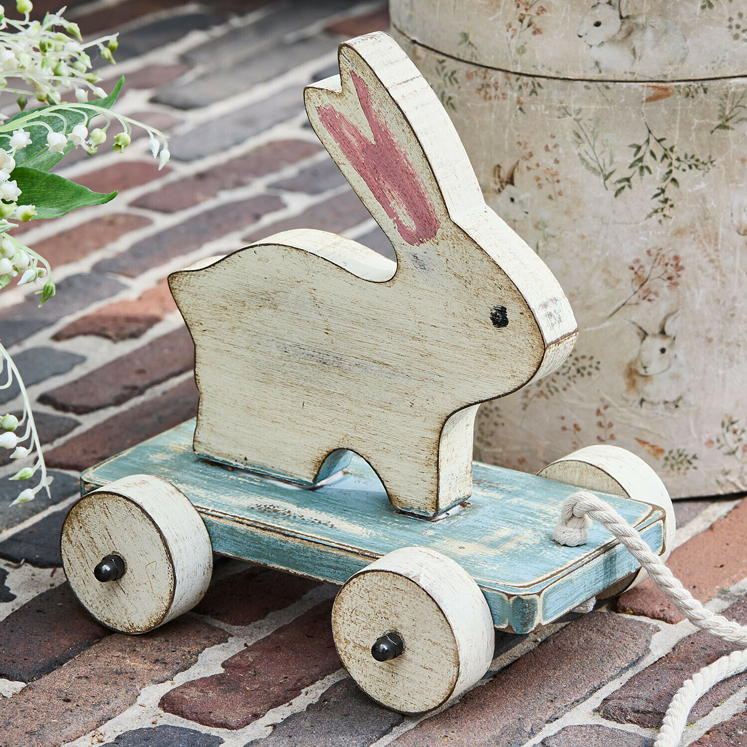 Animal à roulettes Moiraine Jouet lapin en bois blanc sur roues bleues avec corde pour tirer, style vintage décoratif