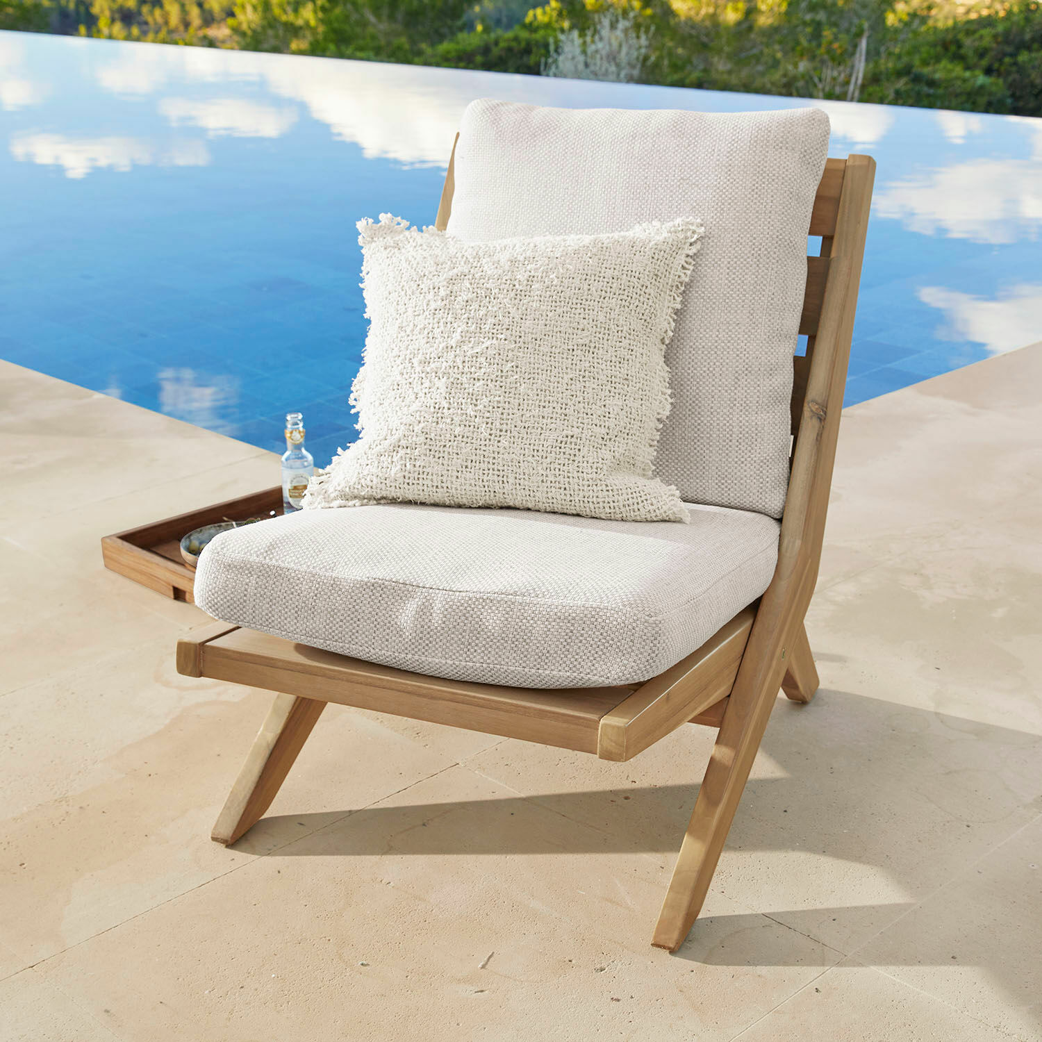 Chaise lounge FSC®-100% Montivaux Chaise en bois de teck avec coussins crème et coussin décoratif au bord de la piscine