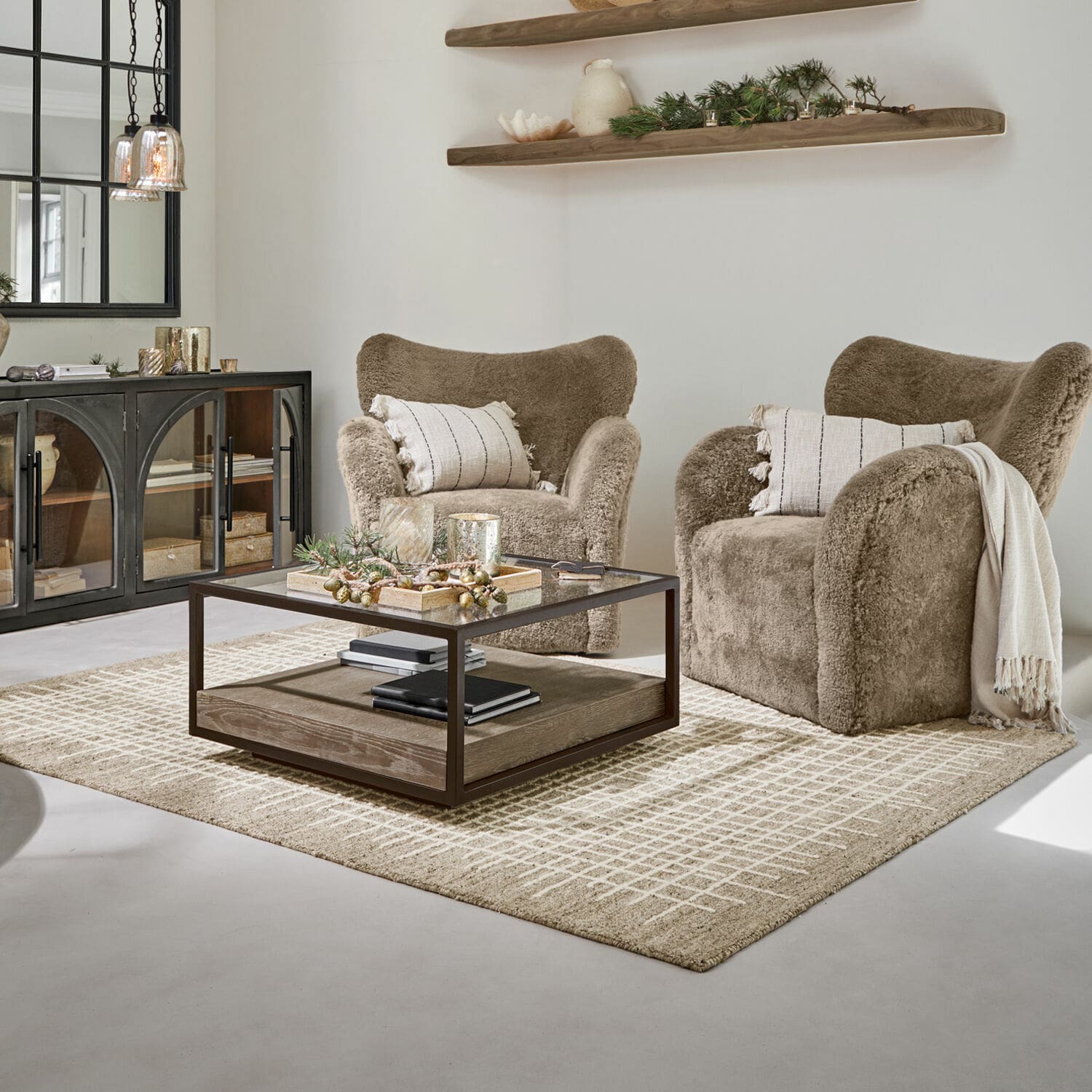Tapis Iseralyn Fauteuils en fausse fourrure marron doux dans un salon moderne avec table basse et tapis décoratif