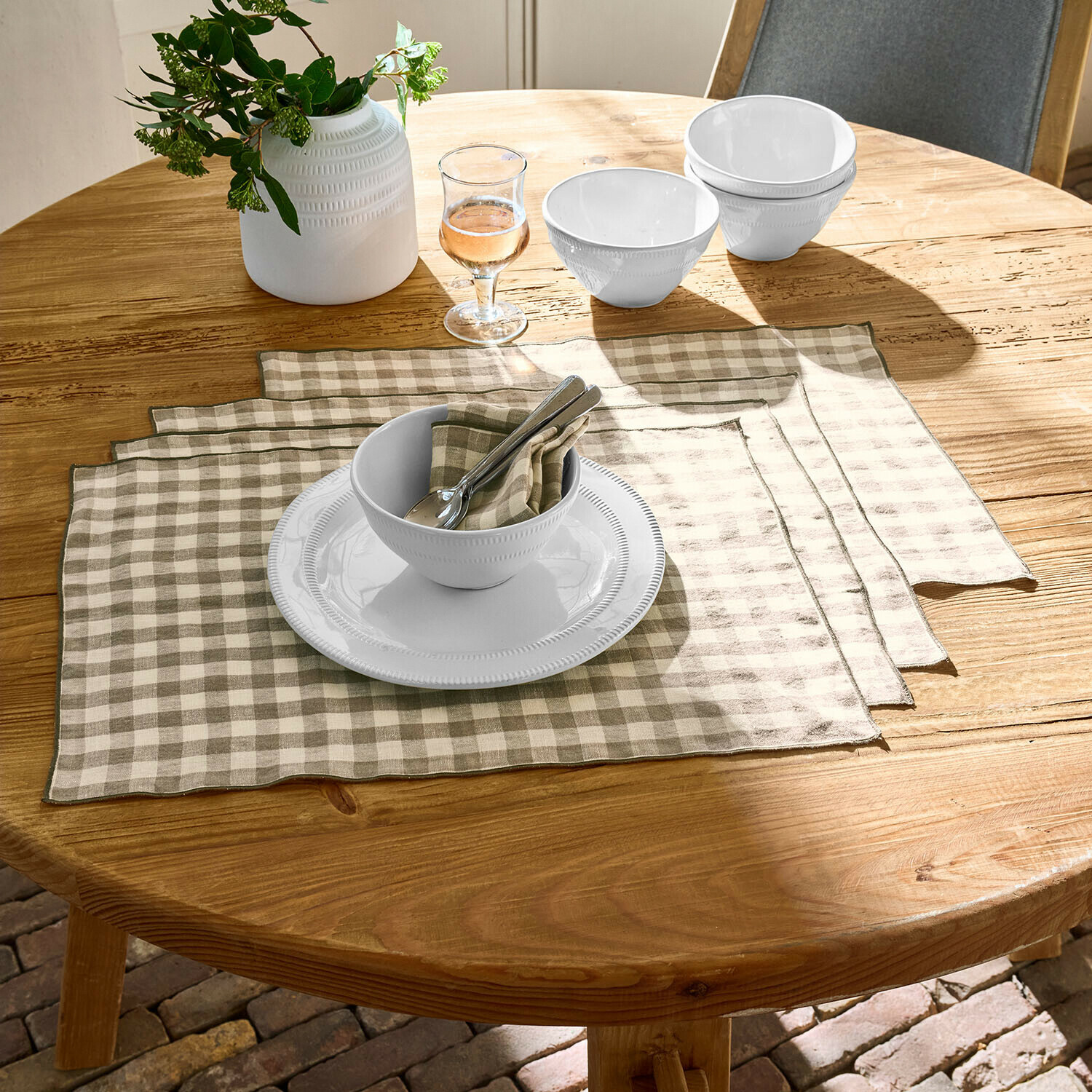 Lot de 4 sets de table Marrowby Bols et assiette en céramique blanche sur table en bois avec sets de table en lin beige à carreaux