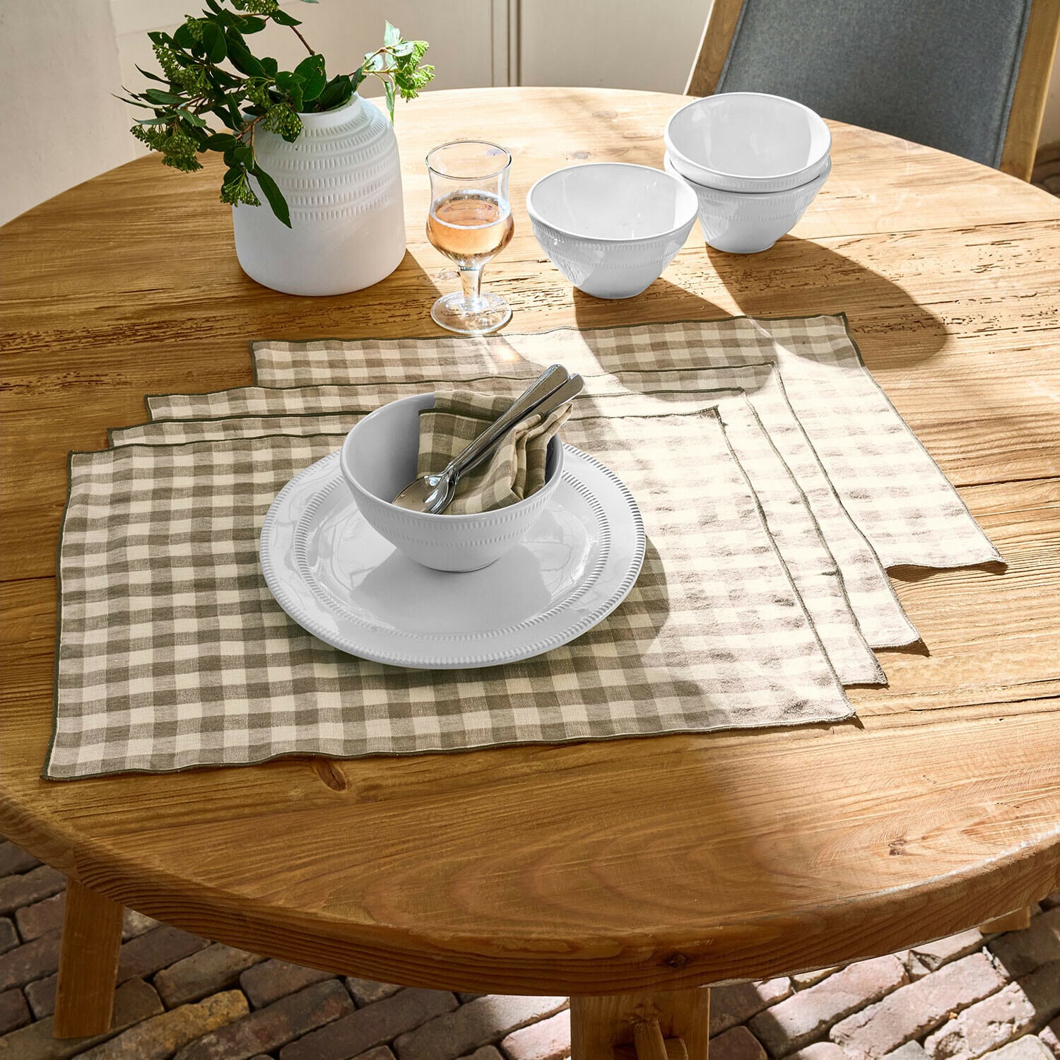 Lot de 4 sets de table Marrowby Bols et assiette en céramique blanche sur table en bois avec sets de table en lin beige à carreaux