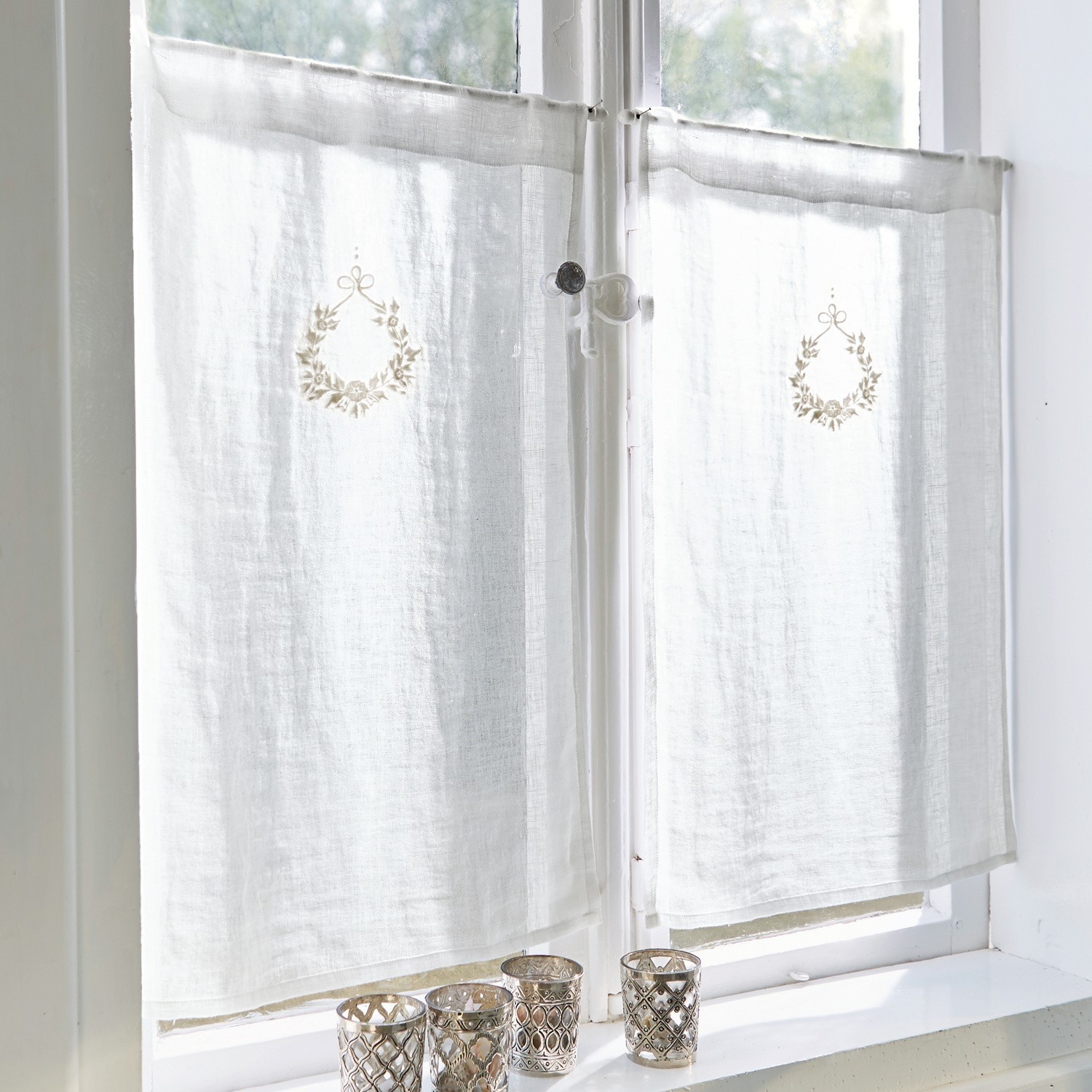 Brise-bise Bréteny Rideaux blancs en lin avec broderie délicate et bougeoirs décoratifs sur le rebord de la fenêtre