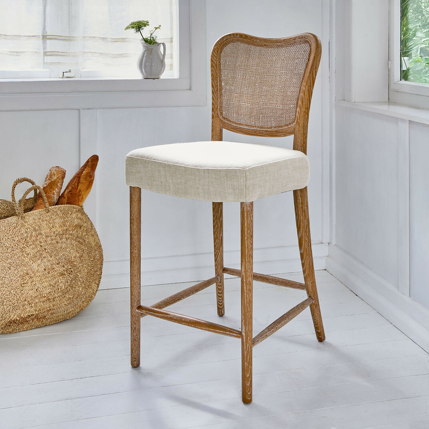 Tabouret de bar Frétancourt Chaise de bar avec assise en lin clair et dossier en bois tressé couleur naturelle pour intérieur lumineux
