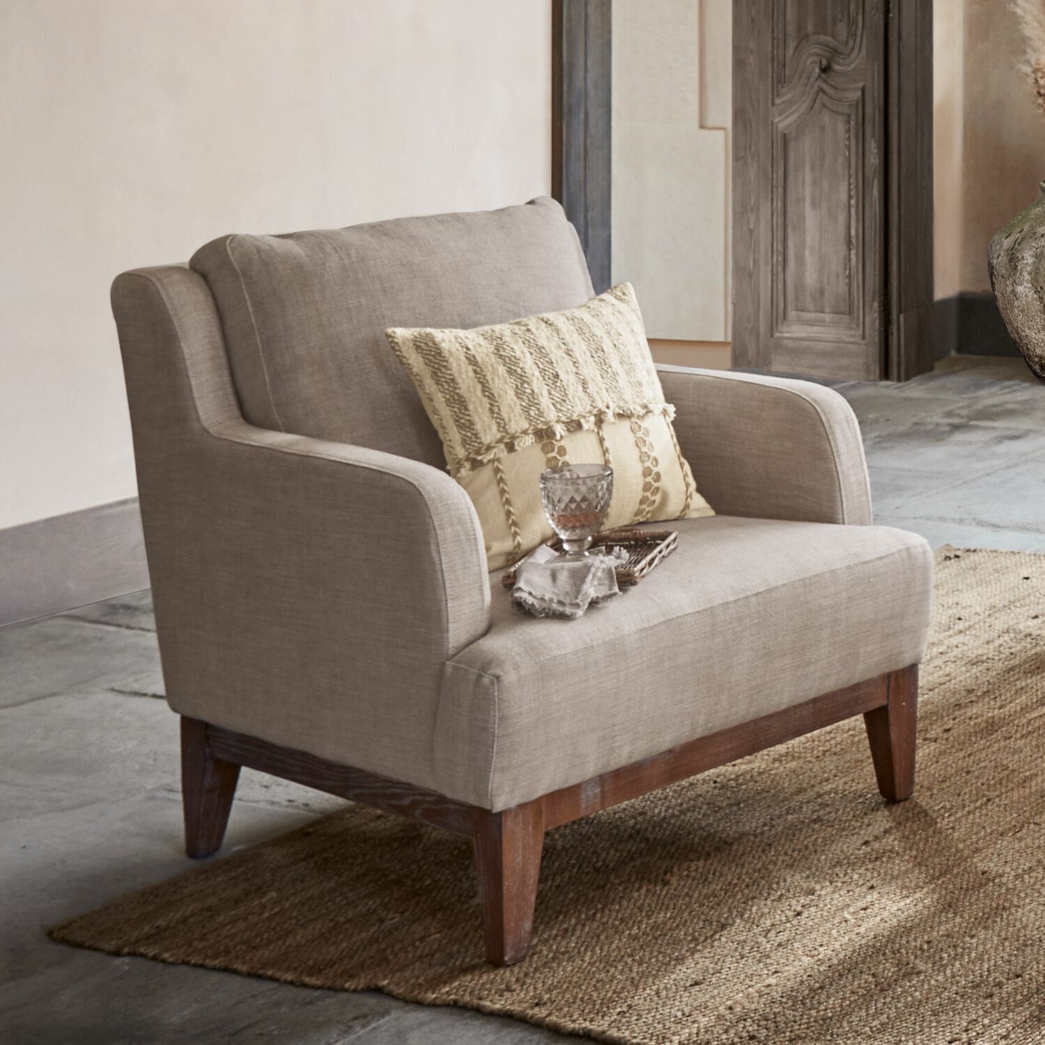 Fauteuil Saunders Fauteuil beige en tissu avec pieds en bois sur tapis, meuble élégant pour salon