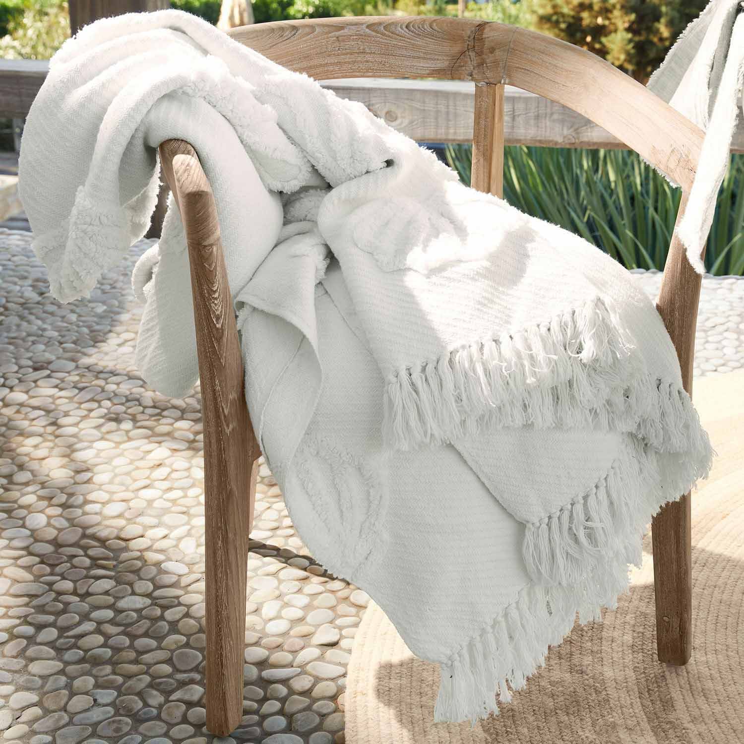 Plaid blanc doux avec franges sur chaise en bois, textile d'intérieur et extérieur confortable