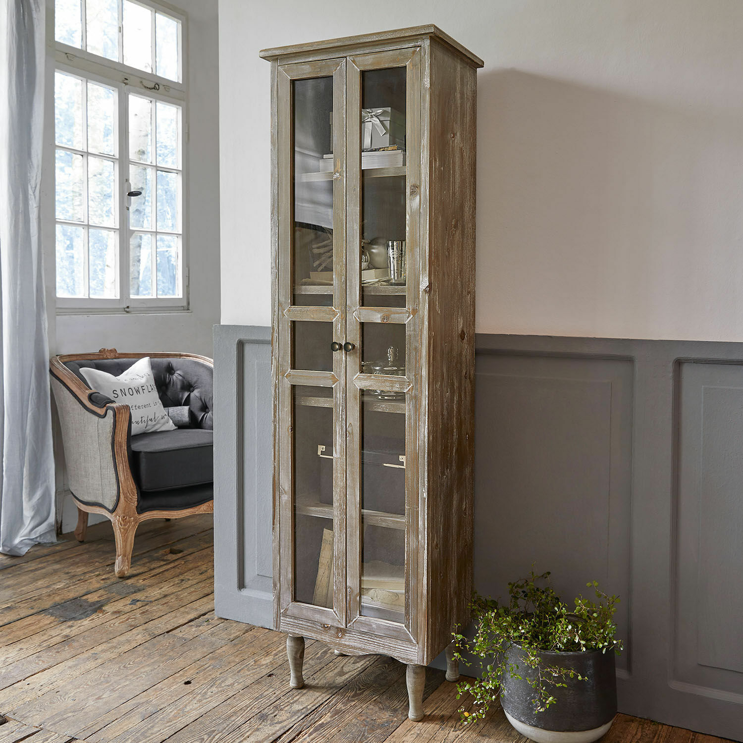 Vitrine Covent Garden Vitrine étroite en bois avec portes vitrées style vintage pour salon élégant